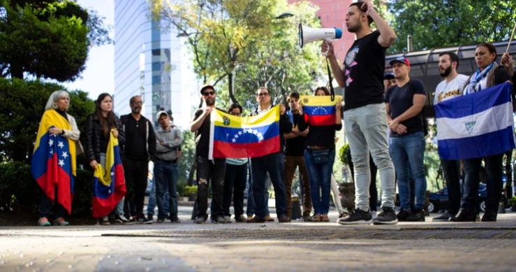 Un joven que tiene las dos nacionalidades, Mexicana y Venezolana, pronunció un discurso en contra del presidente Maduro (Foto: Gibrán Casas)