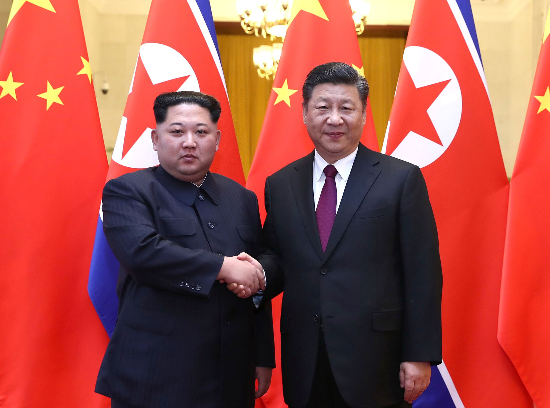 El dictador norcoreano Kim Jong-un y el presidente chino Xi Jinping en Beijing, China, en marzo de 2018 (Ju Peng/Xinhua via REUTERS)