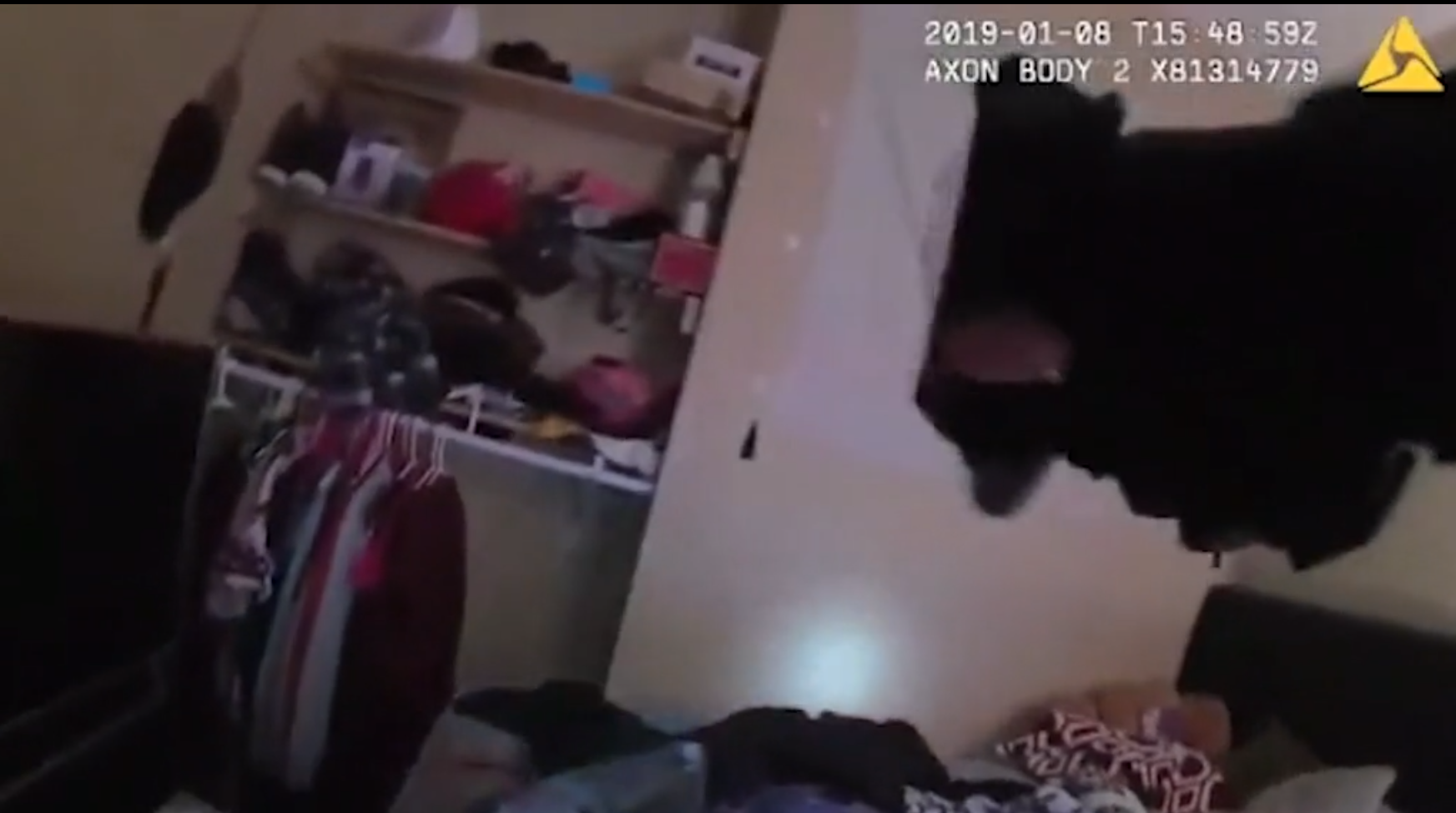 Los agentes armados registraron la vivienda (Foto: Video Departamento de Policía de Lafayette)