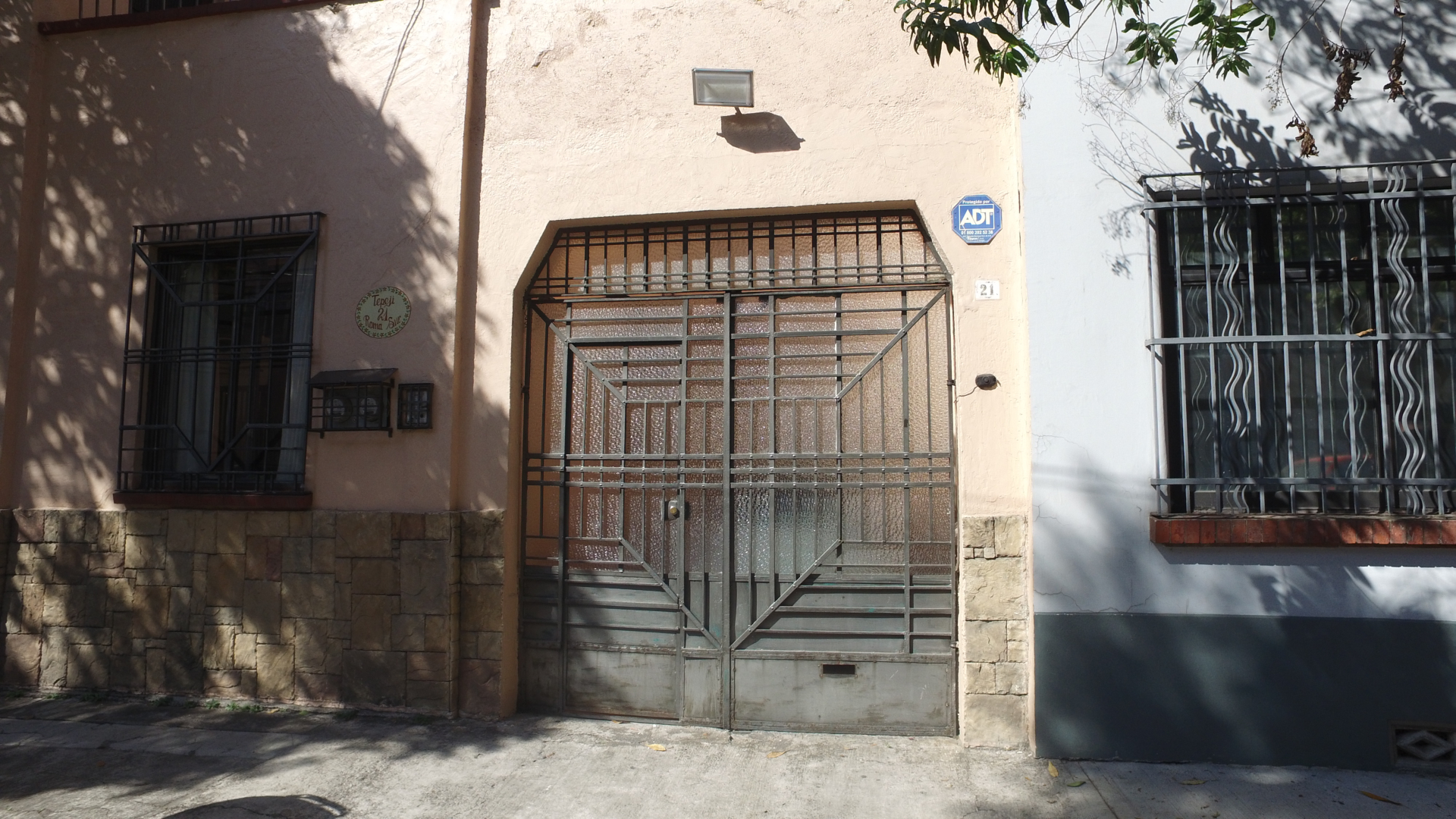 Esta es la fachada actual del domicilio de Alfonso Cuarón (Foto: Juan Vicente Manrique, Infobae México)
