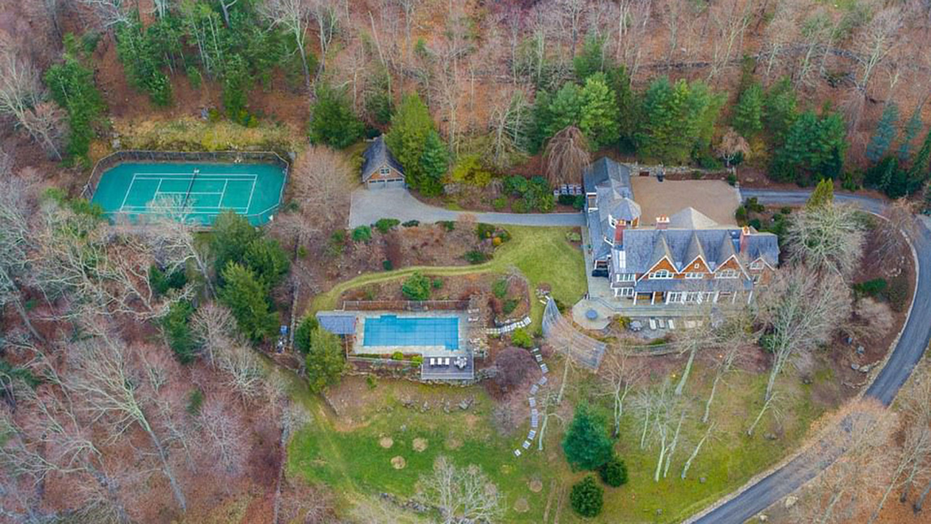 Vista aérea de la propiedad, que cuenta con jardín privado, cancha de tenis, piscina y cabañas para huéspedes (Douglas Elliman)
