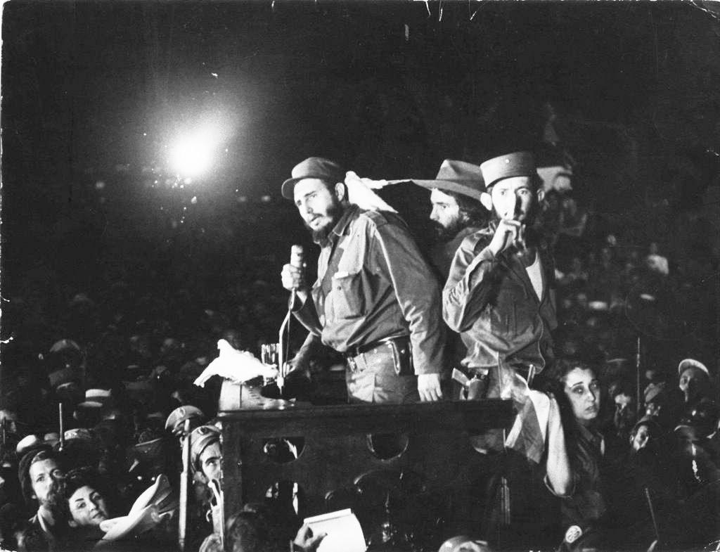 Fidel Castro en los albores de la revolución, junto a Camilo Cienfuegos (quien pronto moriría de manera misteriosa) y Huber Matos (quien pasaría 20 años encarcelado antes de exiliarse).