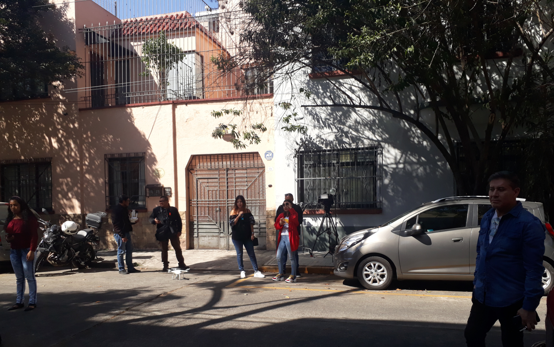 La gente fotografía la casa (Foto: Juan Vicente Manrique, Infobae México)