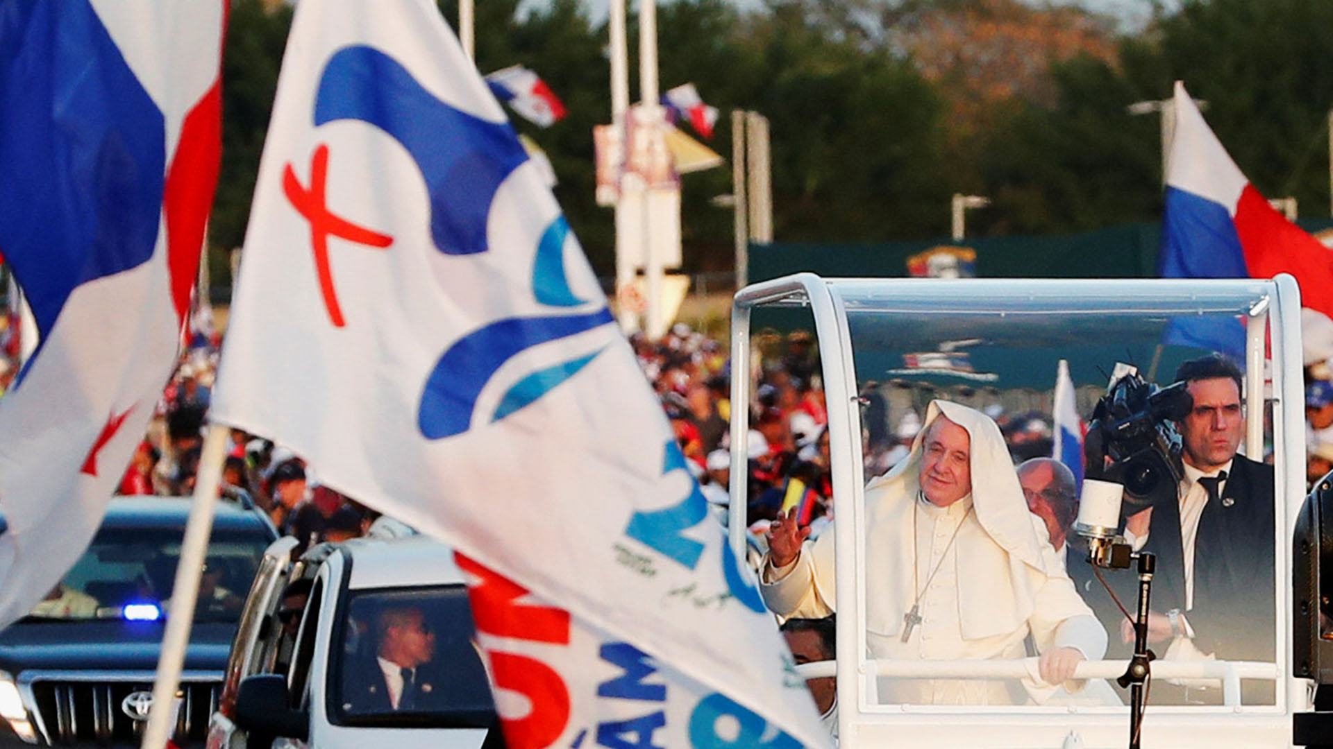 El Papa llegó a la vigilia en su papa móvil (Reuters)