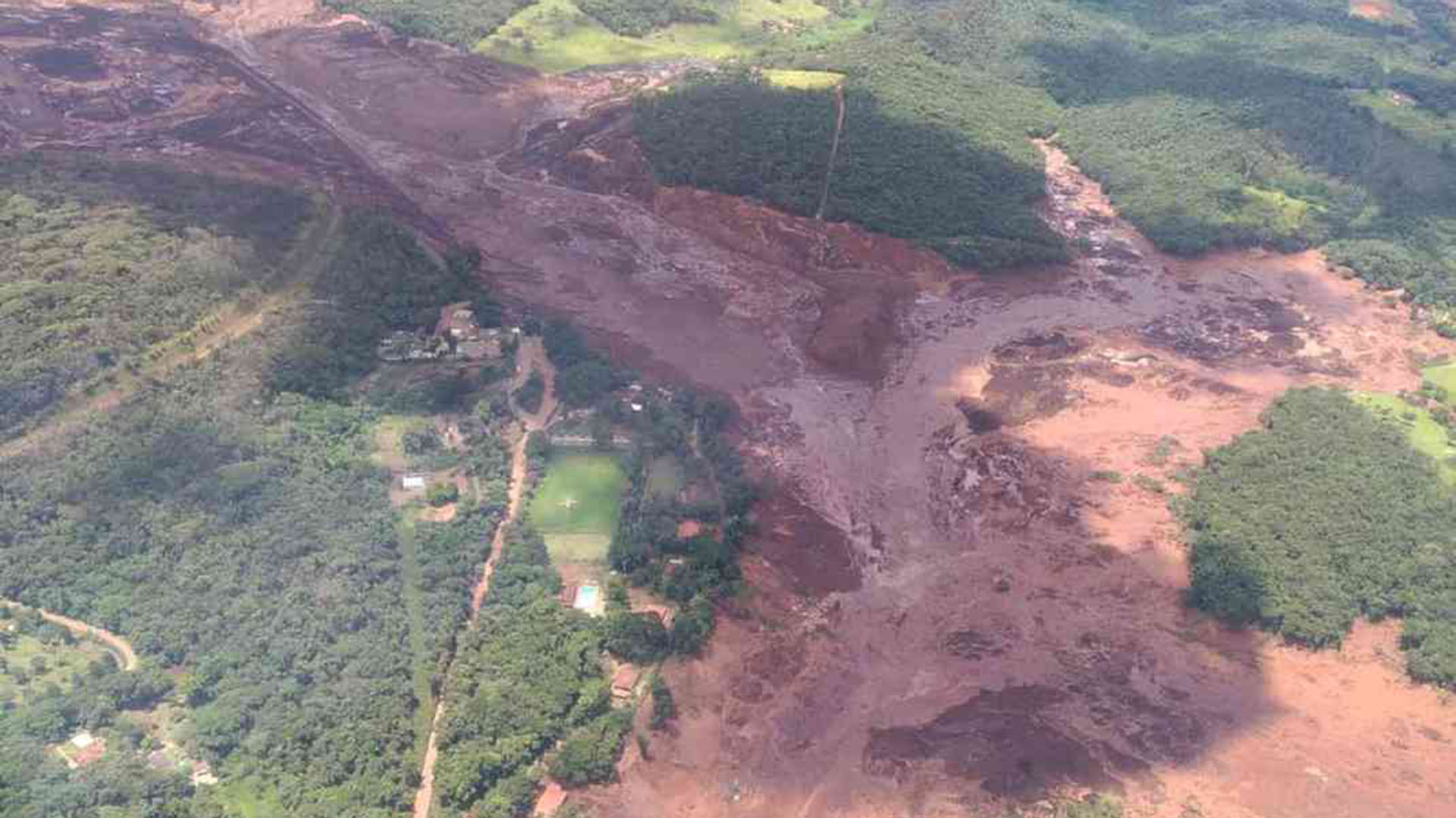 La tragedia sucedió en la localidad de Brumadinho, a 60 kilómetros de Belo Horizonte, la capital de Minas (Foto: Cuerpo de Bomberos / Divulgación)