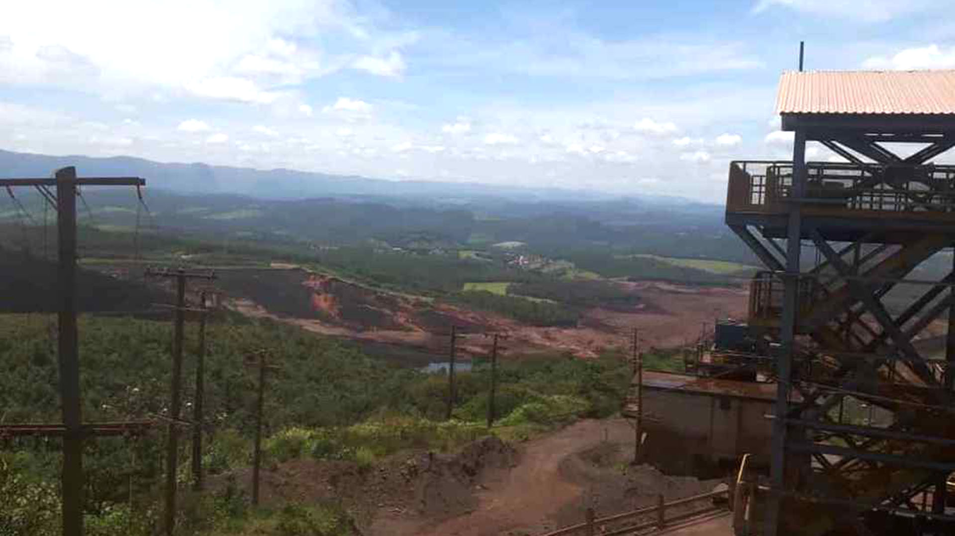 La minera afirmó que su “prioridad total, en este momento, es preservar y proteger la vida de los empleados y de los habitantes” (Foto: Cuerpo de Bomberos / Divulgación)