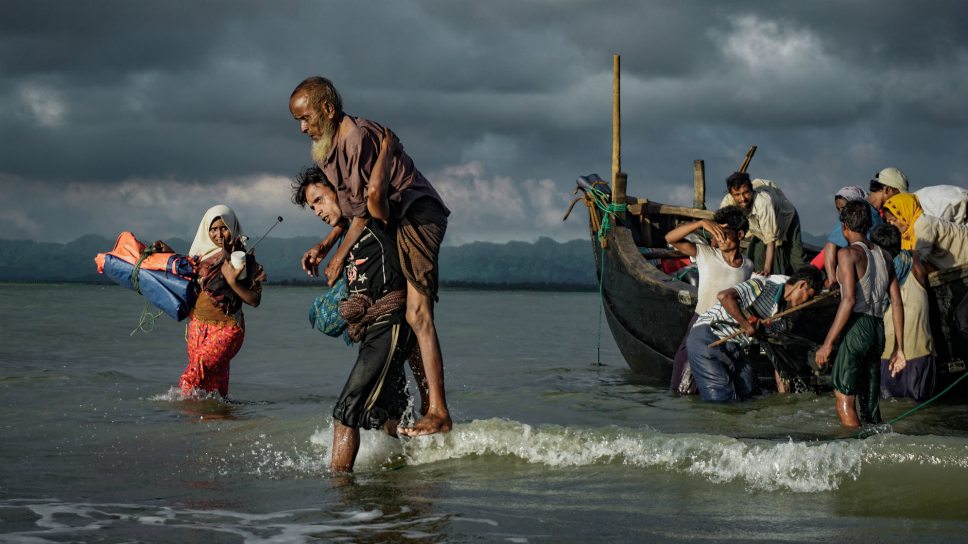 Un grupo de rohinyás desembarcan en Bangladesh en el río Naf (Masfiqur Sohan/NurPhoto via Getty Images)