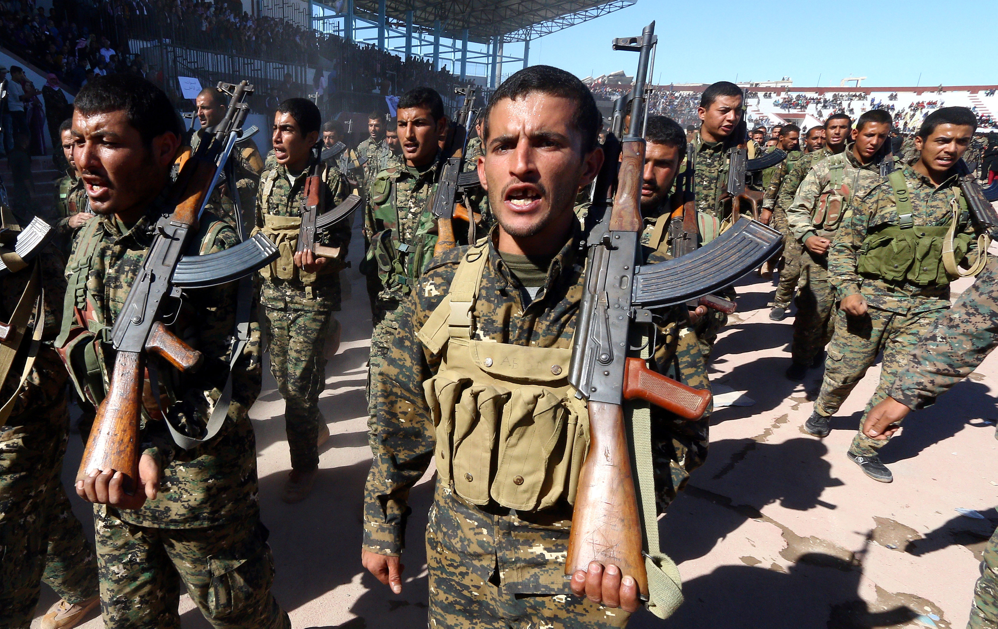 Milicias de las FSD en Raqqa, en el aniversario de la liberación de la ciudad (Reuters/Aboud Hamam/Archivo)