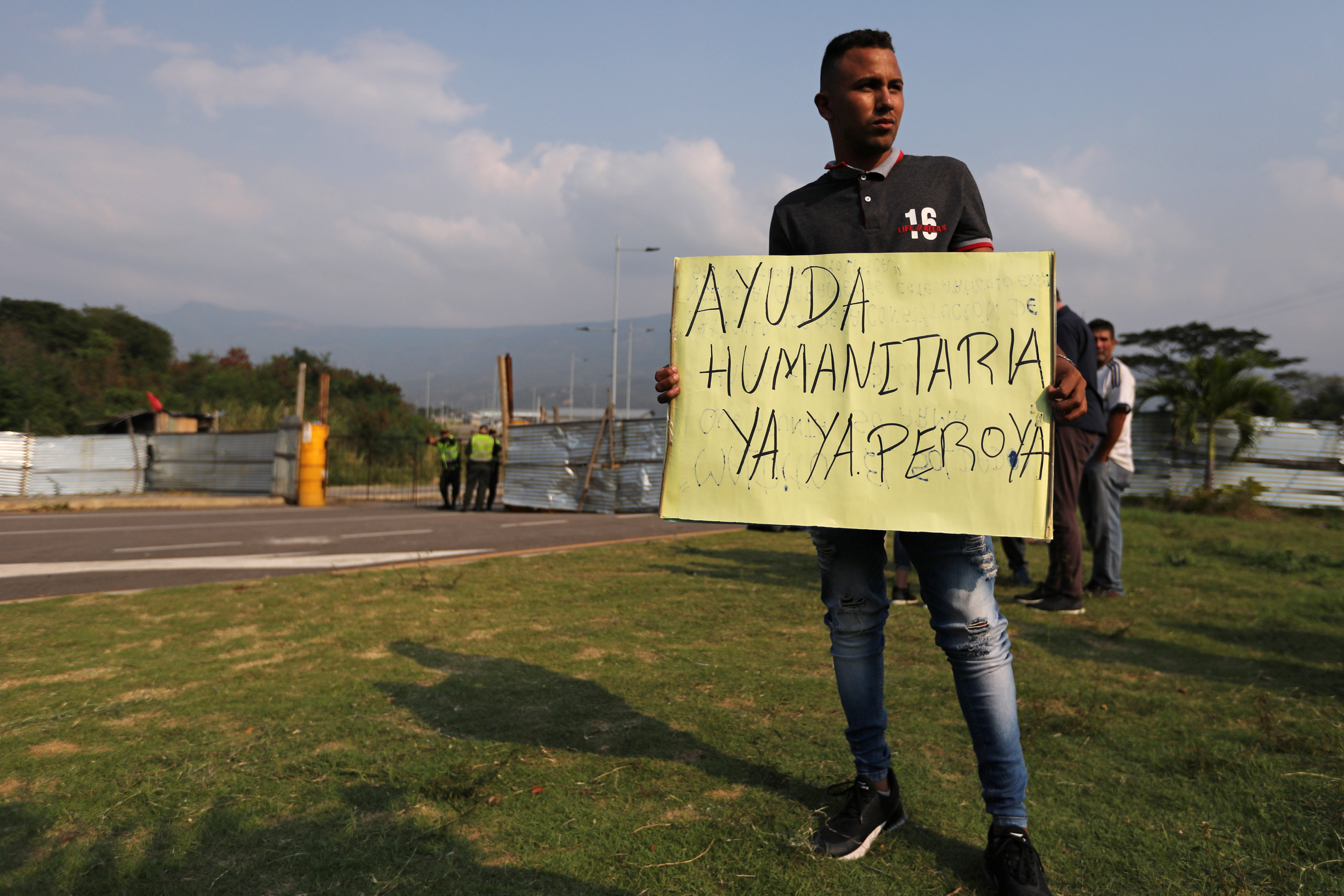 Un migrante venezolano sostiene un cartel en Cúcuta, Colombia. (February 6, 2019. REUTERS/Luisa Gonzalez)