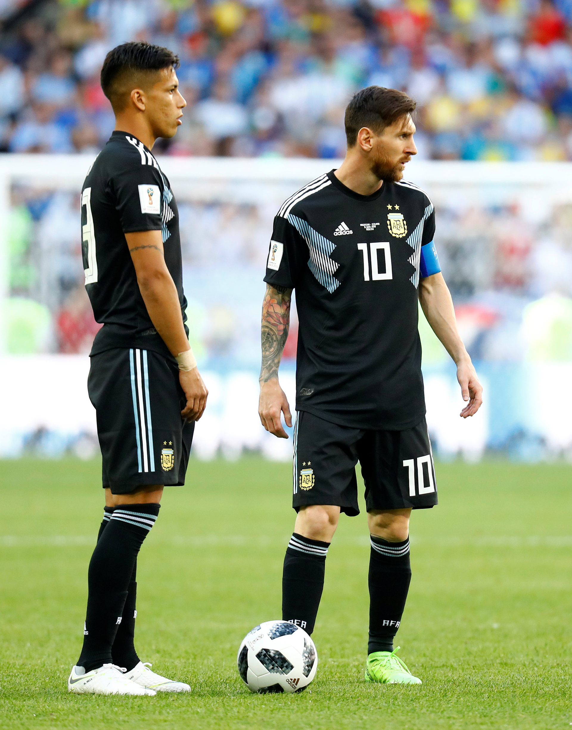 Maxi Meza y Messi en el juego contra Islandia durante el Mundial de Rusia (REUTERS/Kai Pfaffenbach