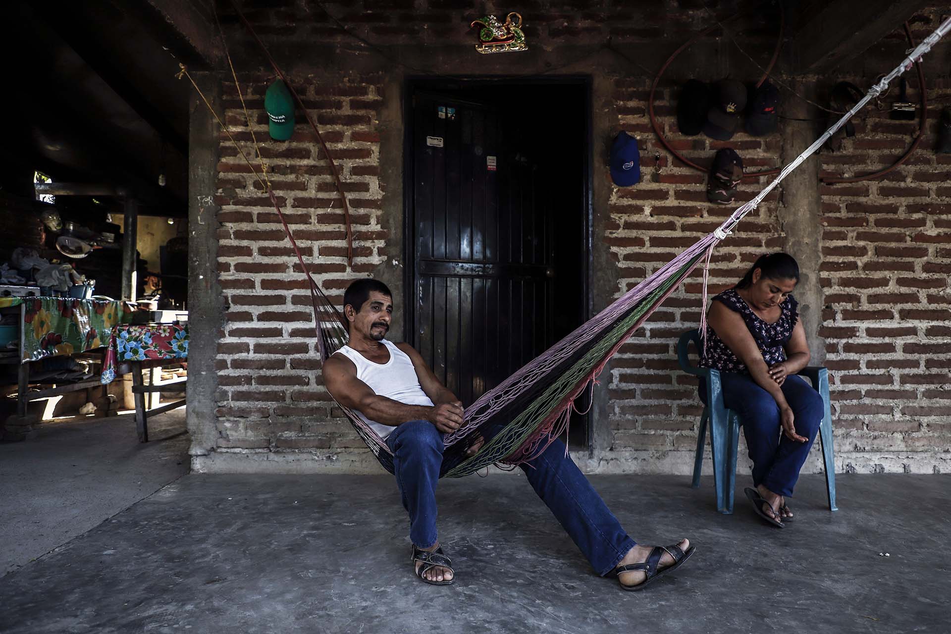 Gonzálo Robles Quinonez descansa en una hamaca (Foto: RASHIDE FRIAS / AFP)