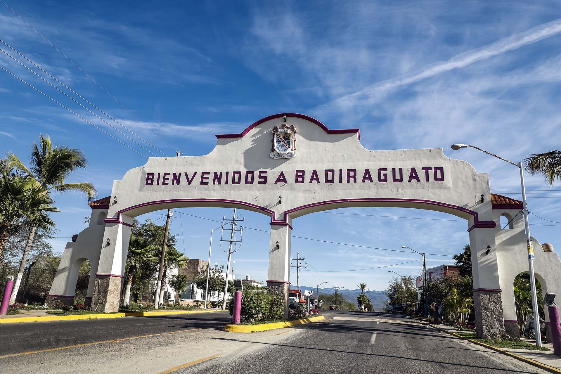 El arco que da la bienvenida a Badiraguato, el lugar que vio nacer al “Chapo” Guzmán (Foto: RASHIDE FRIAS / AFP)
