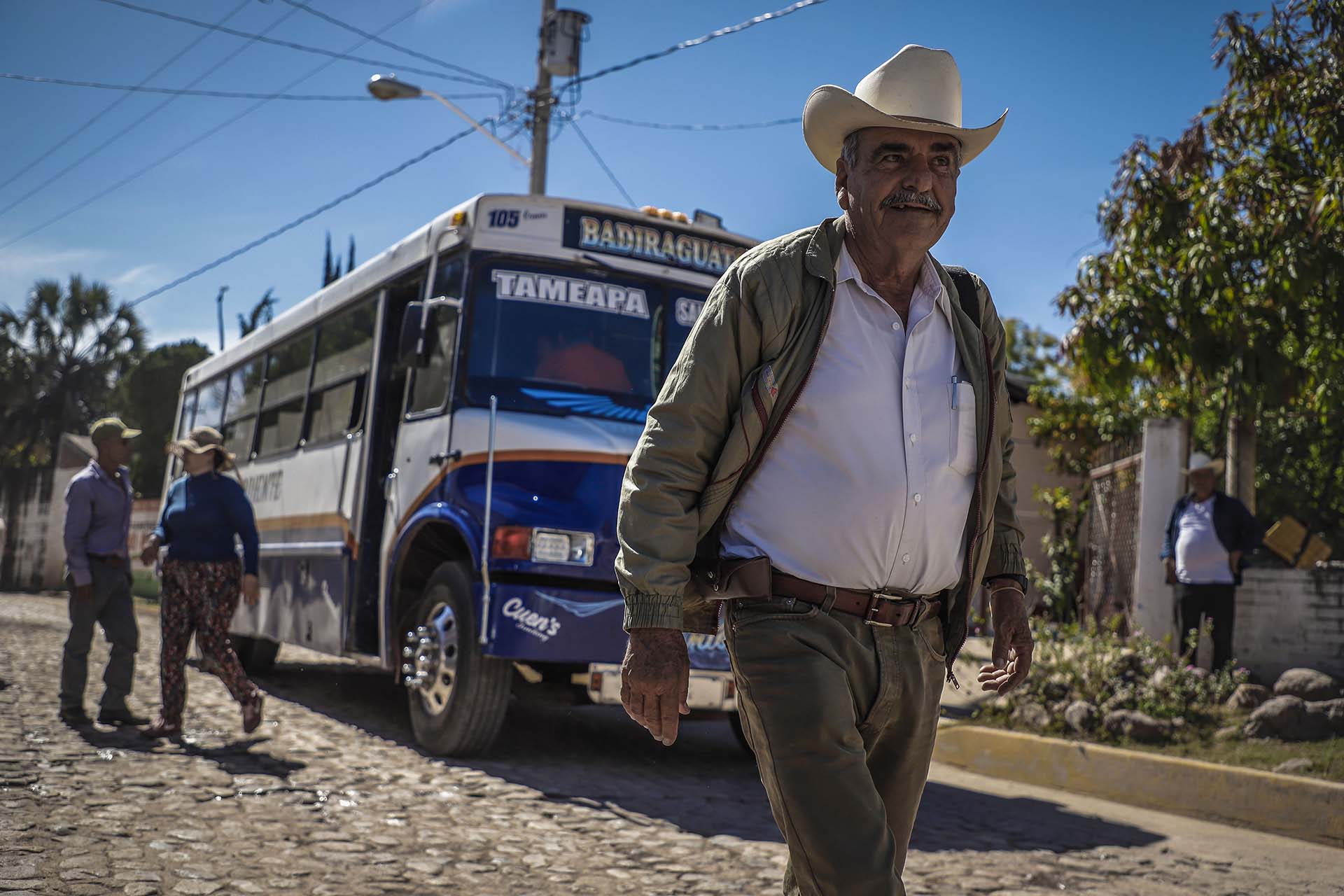 Un hombre camina en Badiraguato (Foto: RASHIDE FRIAS / AFP)