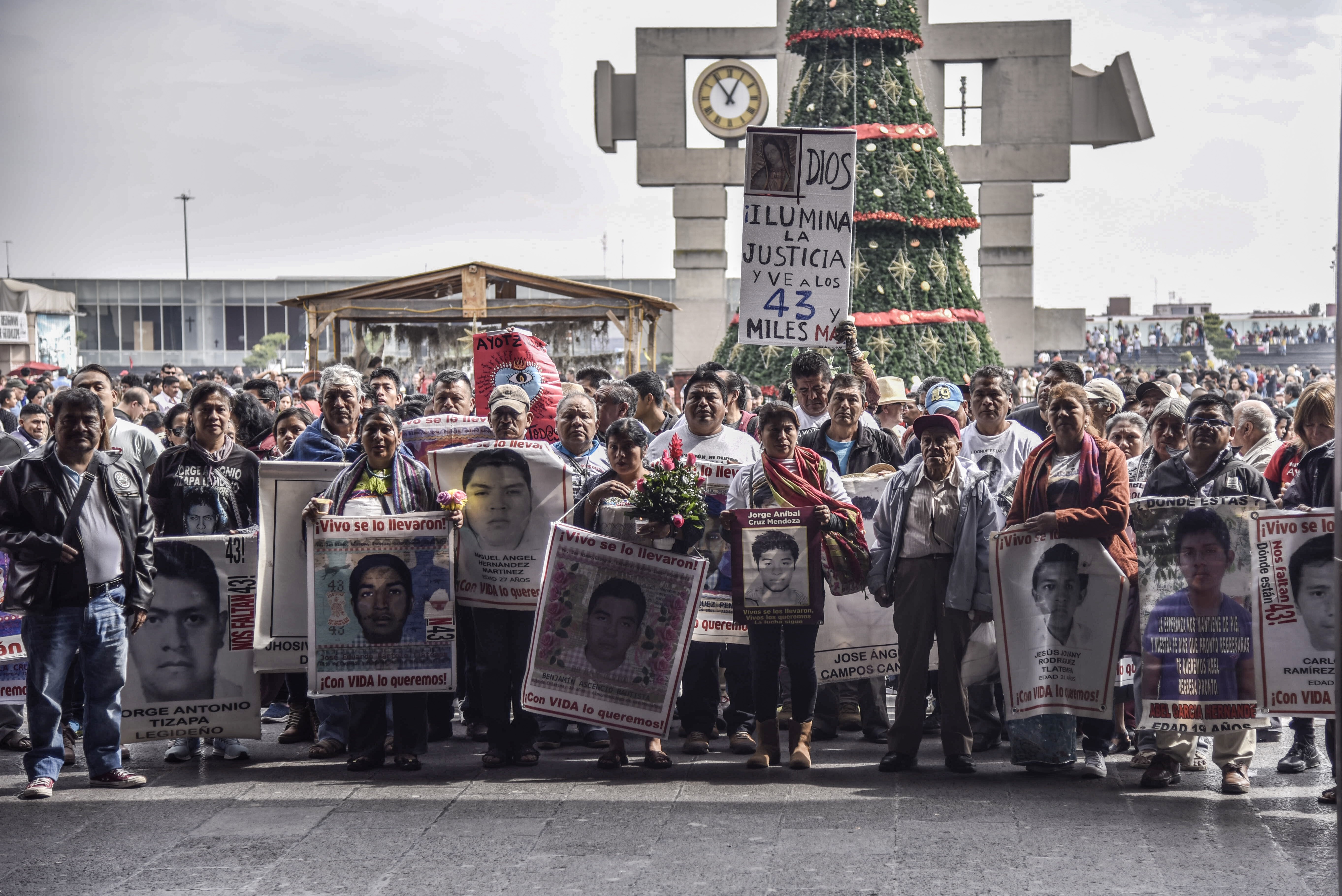 Los familiaresde los 43 desaparecidos de Ayotzinapa (Crédito: MARIO JASSO /CUARTOSCURO.COM)