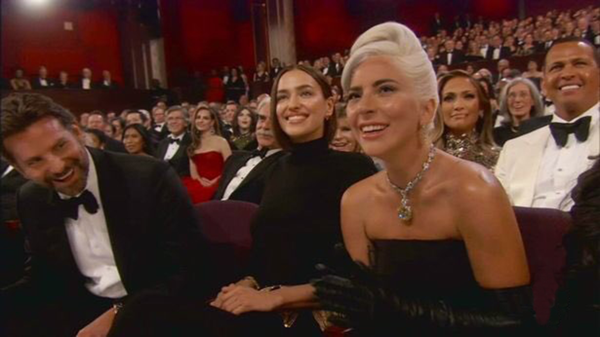 Irina Shayk se sentó entre Bradley Cooper y Lady Gaga Gaga en la primera fila del Dolby Theatre.