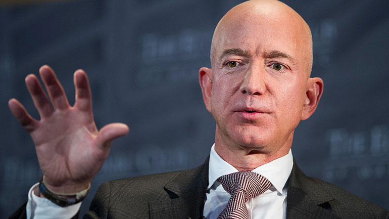 Jeff Bezos acusó al editor responsable de National Enquirer, David Pecker, de extorsión. (AP)