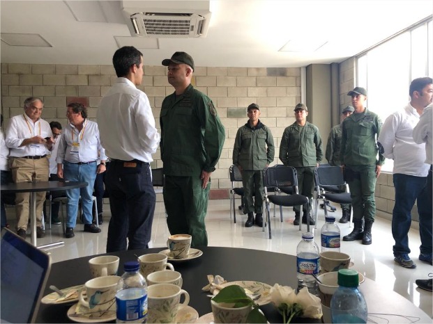 Juan Guaidó junto a militares que le juraron lealtad en la ciudad colombiana de Cúcuta (Presidencia Colombia)