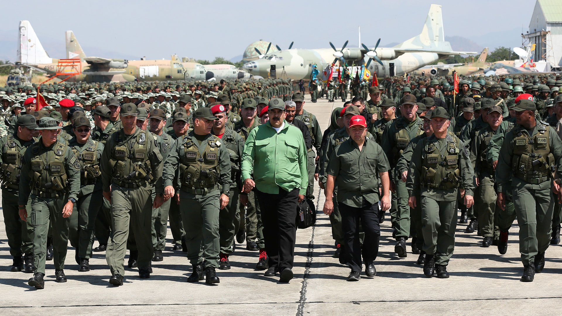 Maduro con militares (Reuters)