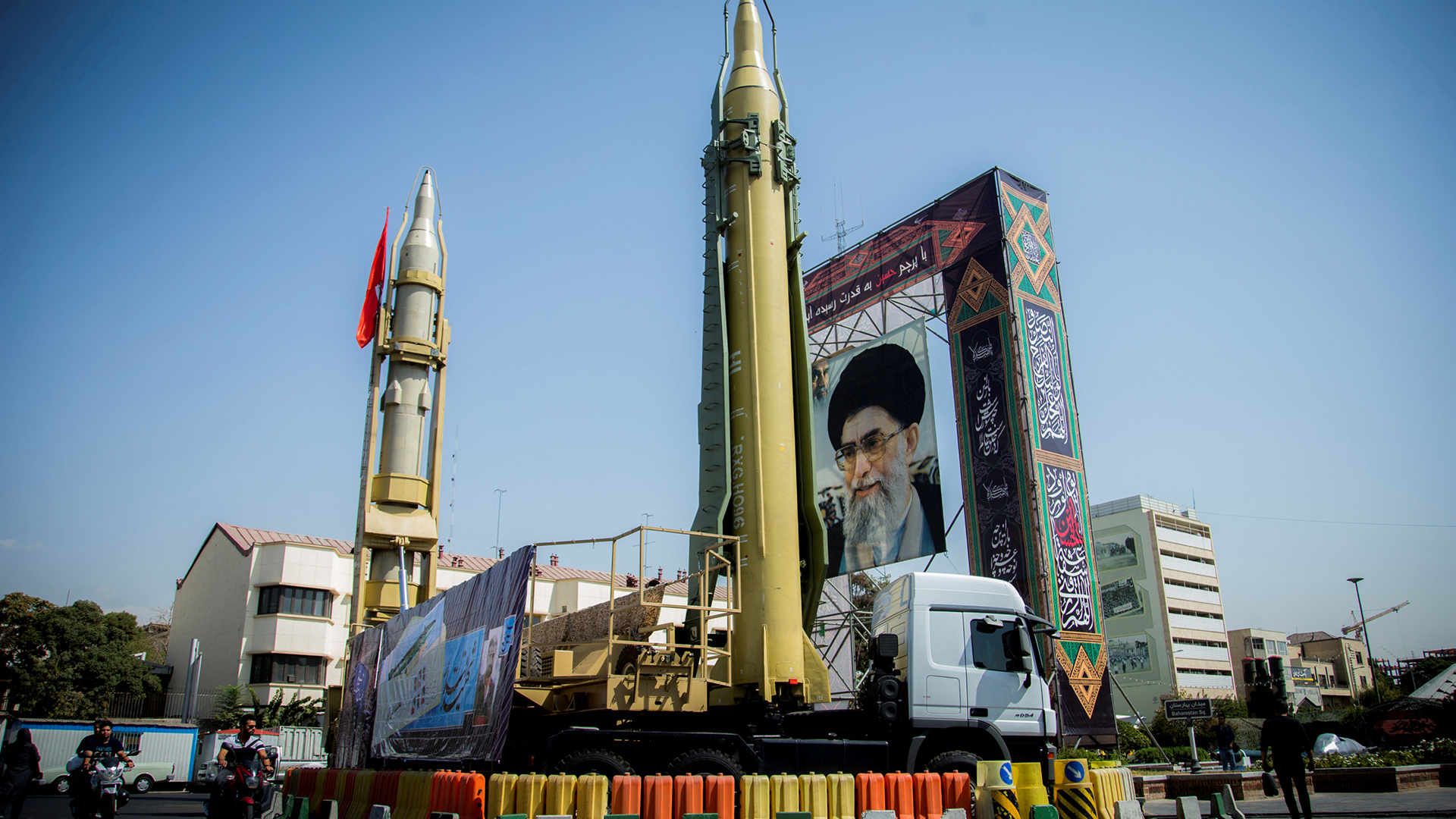 Misiles balísticos de Irán junto a un retrato del ayatolá Ali Khamenei (Reuters)