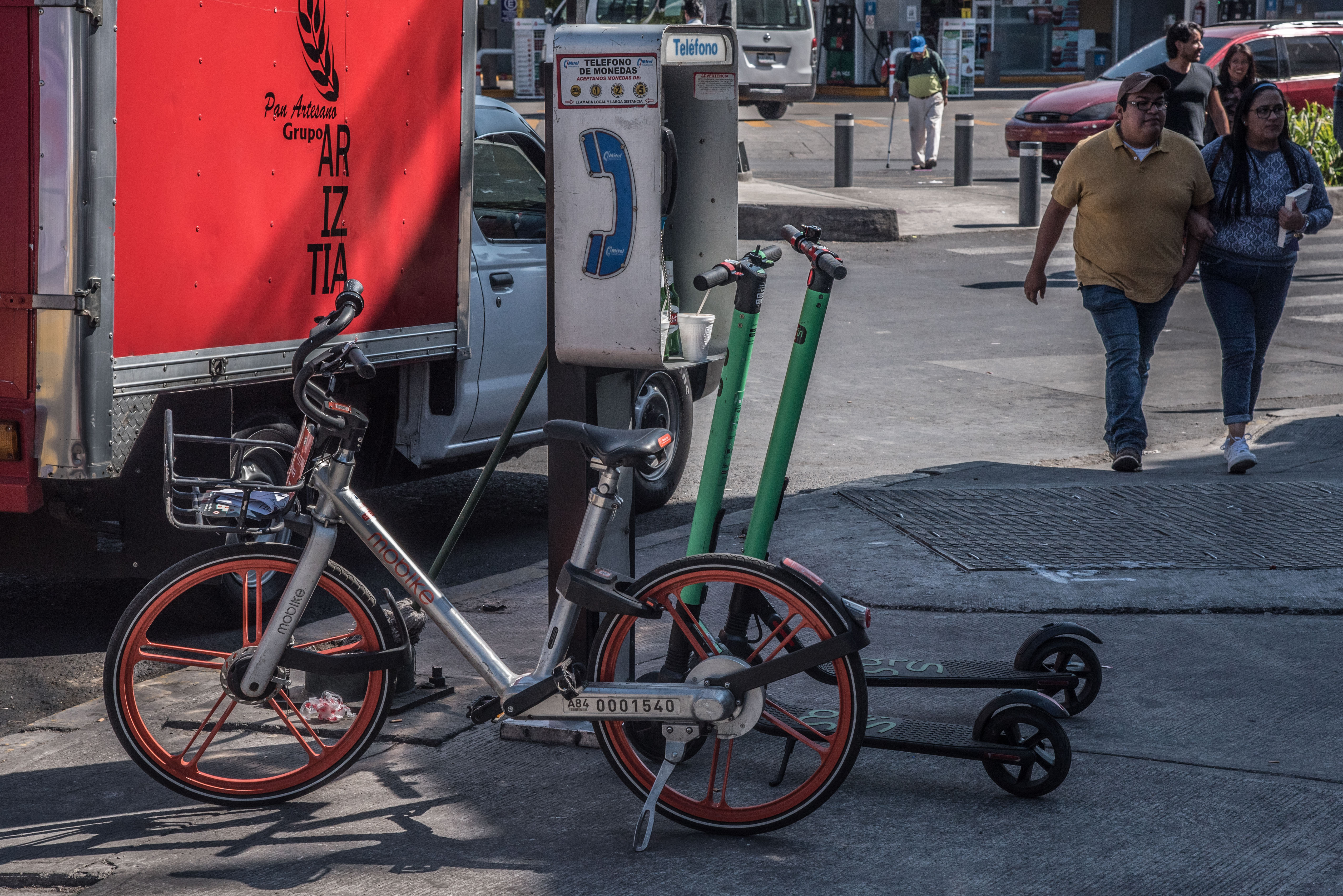 El servicio de préstamo de bicicletas y patines “scooters” han generado descontento en algunos sectores debido a la obstrucción en las vías públicas (FOTO: CUARTOSCURO)