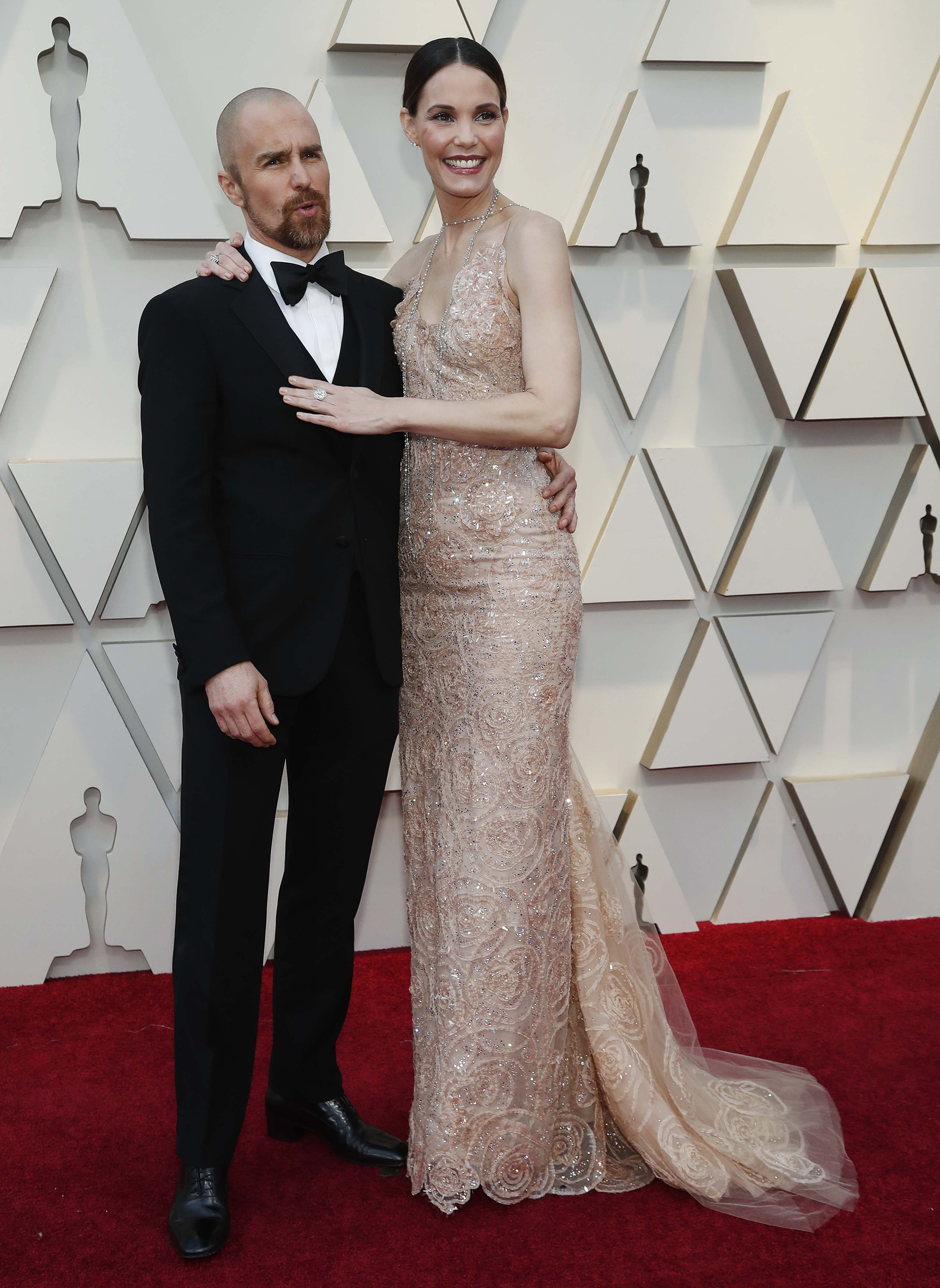 El nominado al Oscar por su rol en “Vice” Sam Rockwell y su mujer Leslie Bib