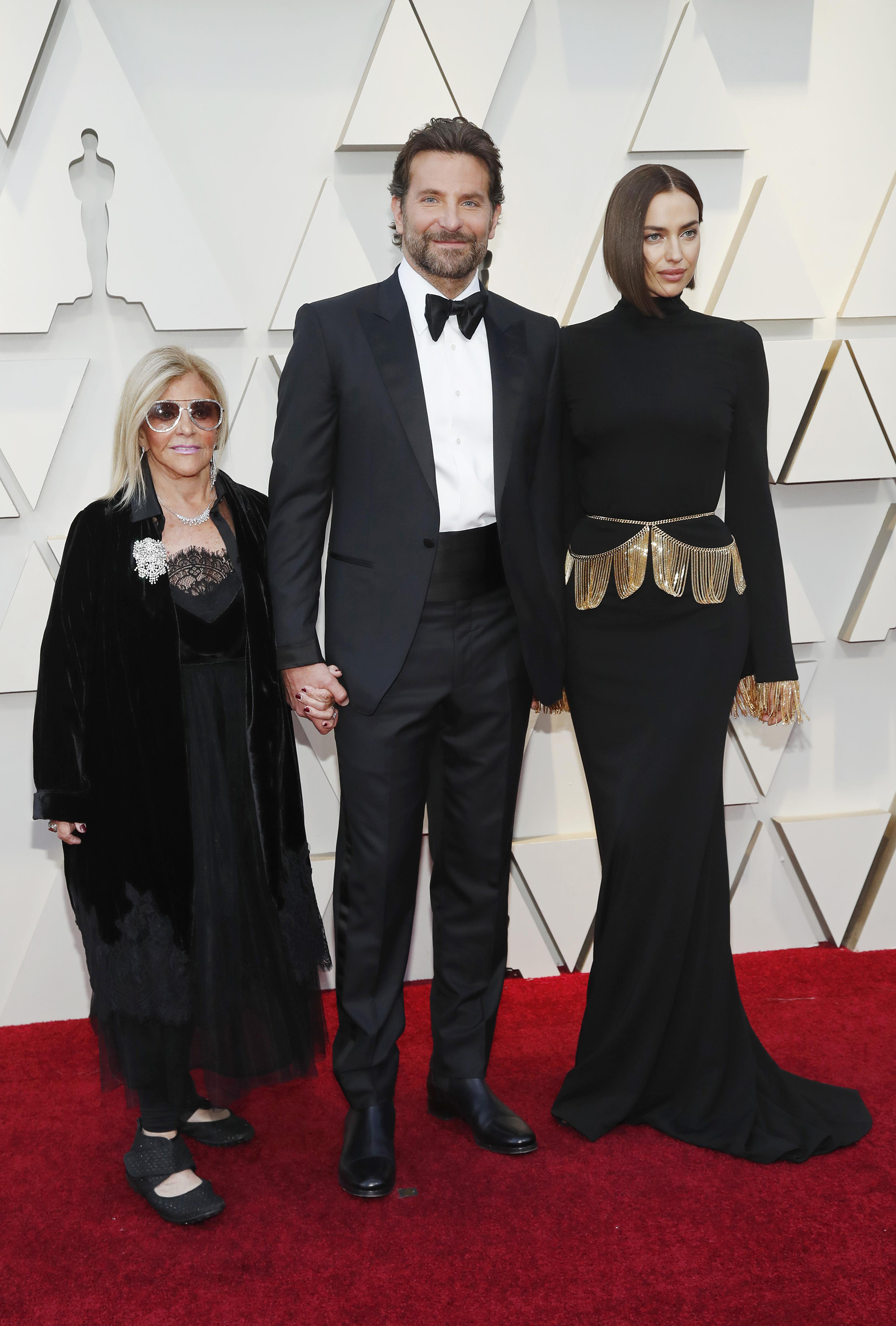 Bradley Cooper con su esposa Irina Shayk y su madre Gloria Campano. REUTERS/Mario Anzuoni