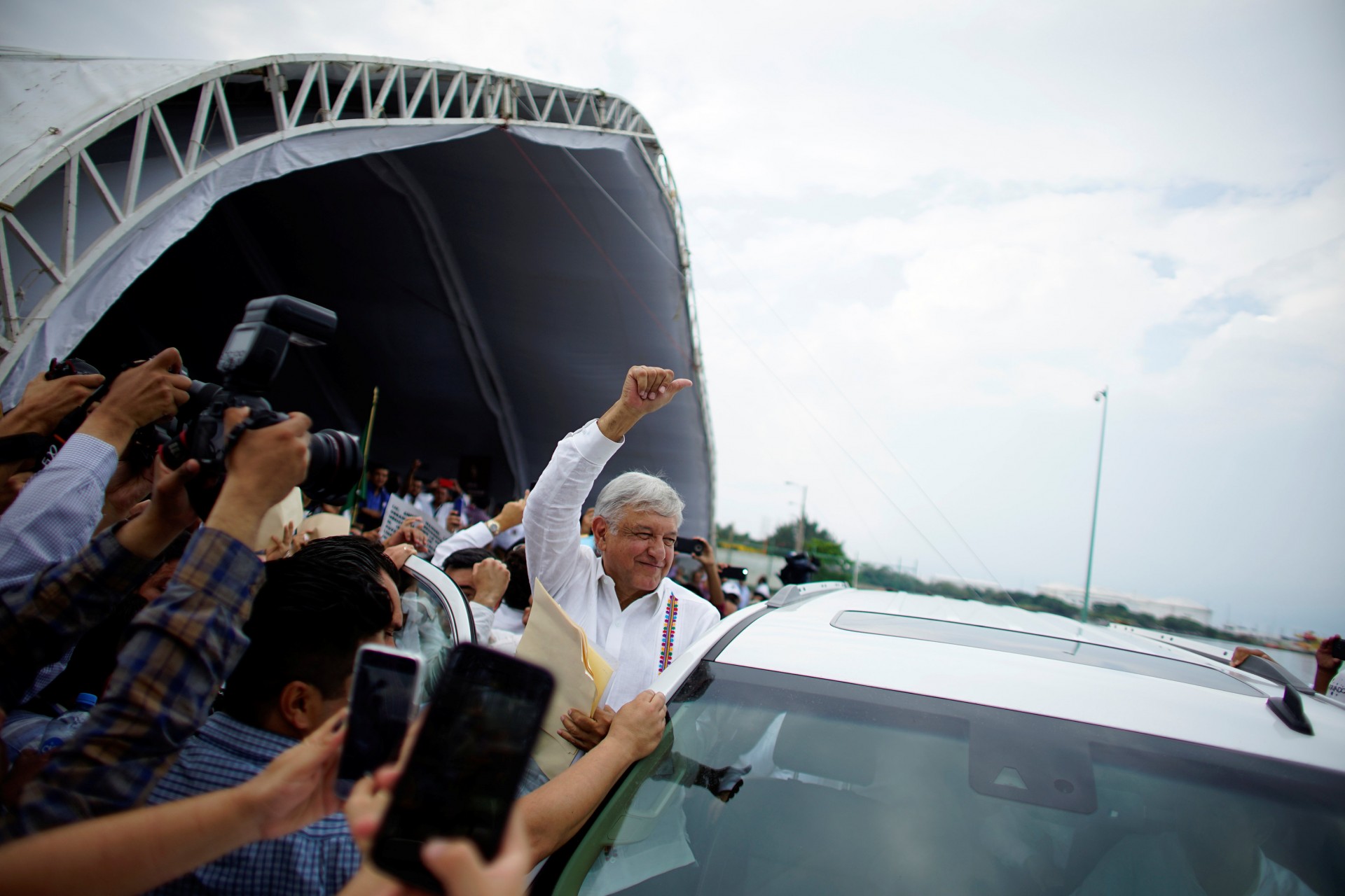El nuevo presidente de México, Andrés Manuel López Obrador  reacciona ante los partidarios después de un evento para revelar su plan de refinación de petróleo en Paraiso, estado de Tabasco, México, 9 de diciembre de 2018.