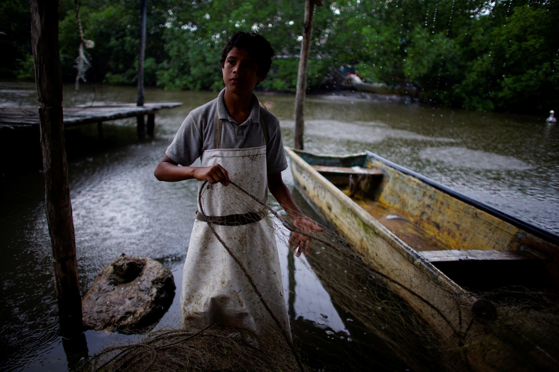 Alexander Giménez, de 13 años, revisa una red de pesca en el pueblo de Chiltepec, en Paraiso, México, el 9 de diciembre de 2018.