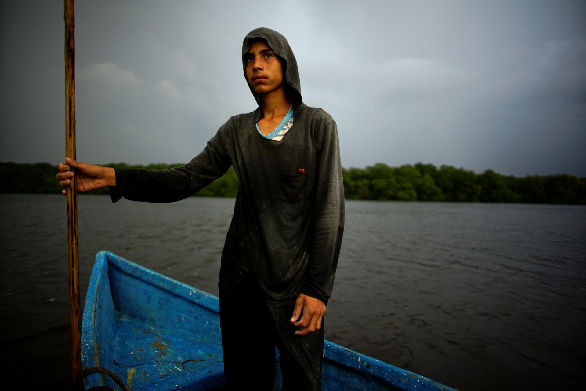 El pescador Luis Angel Gimenez, de 14 años, se para en su bote en la laguna de Mecoacan cerca de Paraiso, México, el 9 de diciembre de 2018.