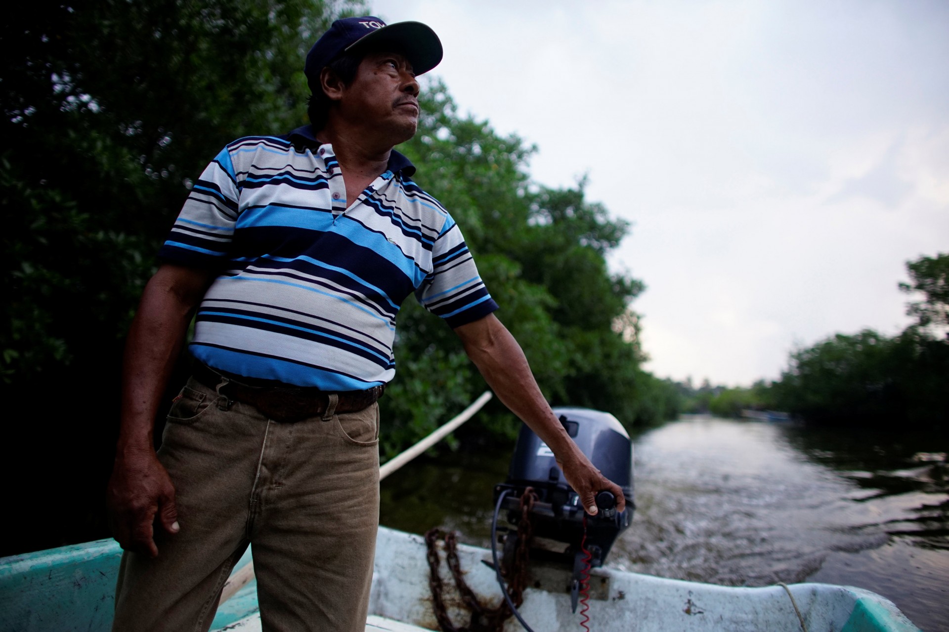El pescador Rafael de la Cruz Hernández, de 60 años, conduce un bote en un área de manglares en Paraiso, México, el 9 de diciembre de 2018.