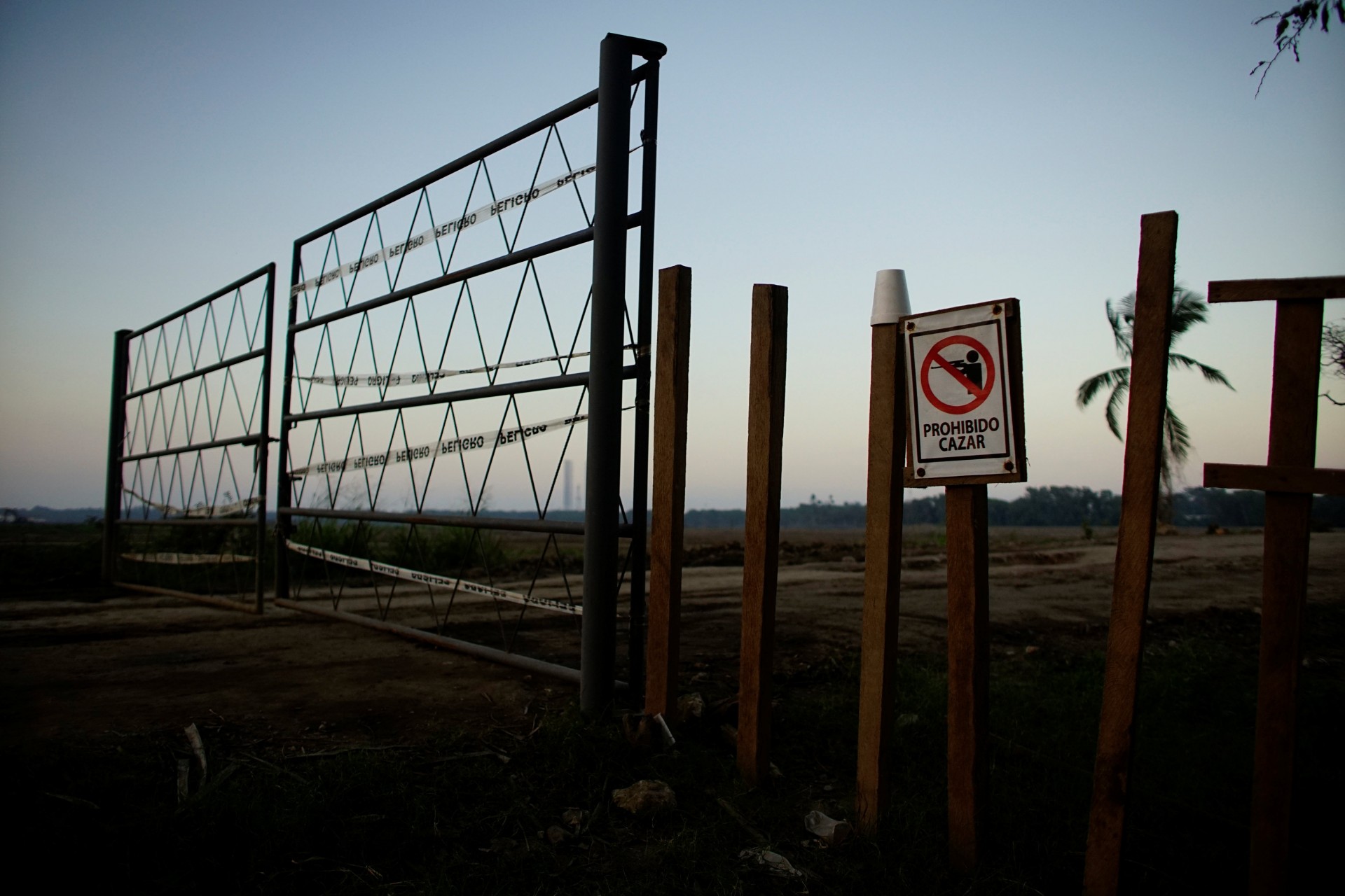 Un cartel que dice “Prohibido cazar” en español, se encuentra en la entrada de un área que pertenece a la compañía petrolera estatal Pemex, en la cual se planea construir una nueva refinería de petróleo en Paraiso, México, el 8 de diciembre de 2018.