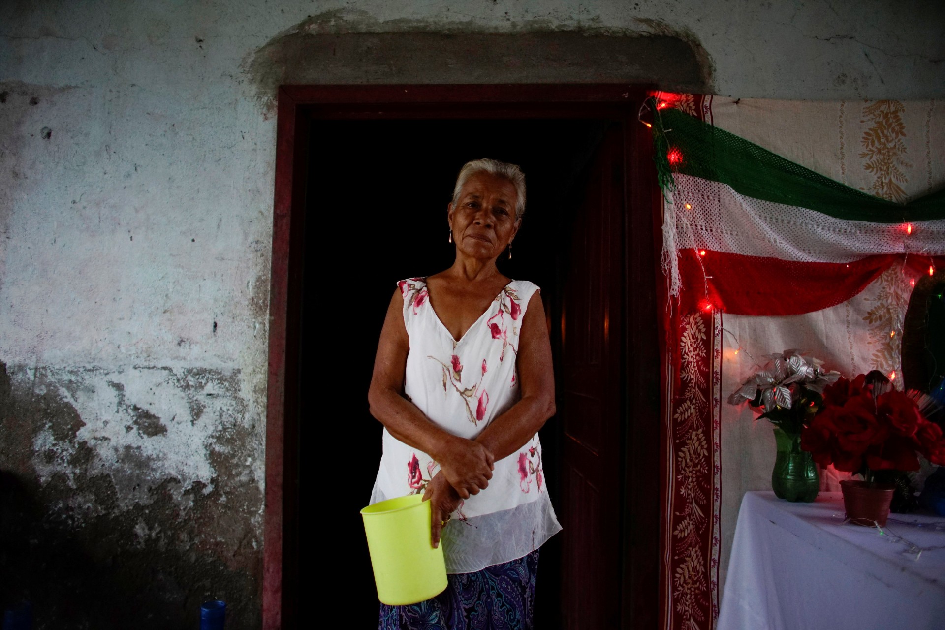 Olivia del Carmen Magana, de 65 años, se para a su puerta, donde trabaja en la aldea de Chiltepec, en Paraiso, México, el 9 de diciembre de 2018.