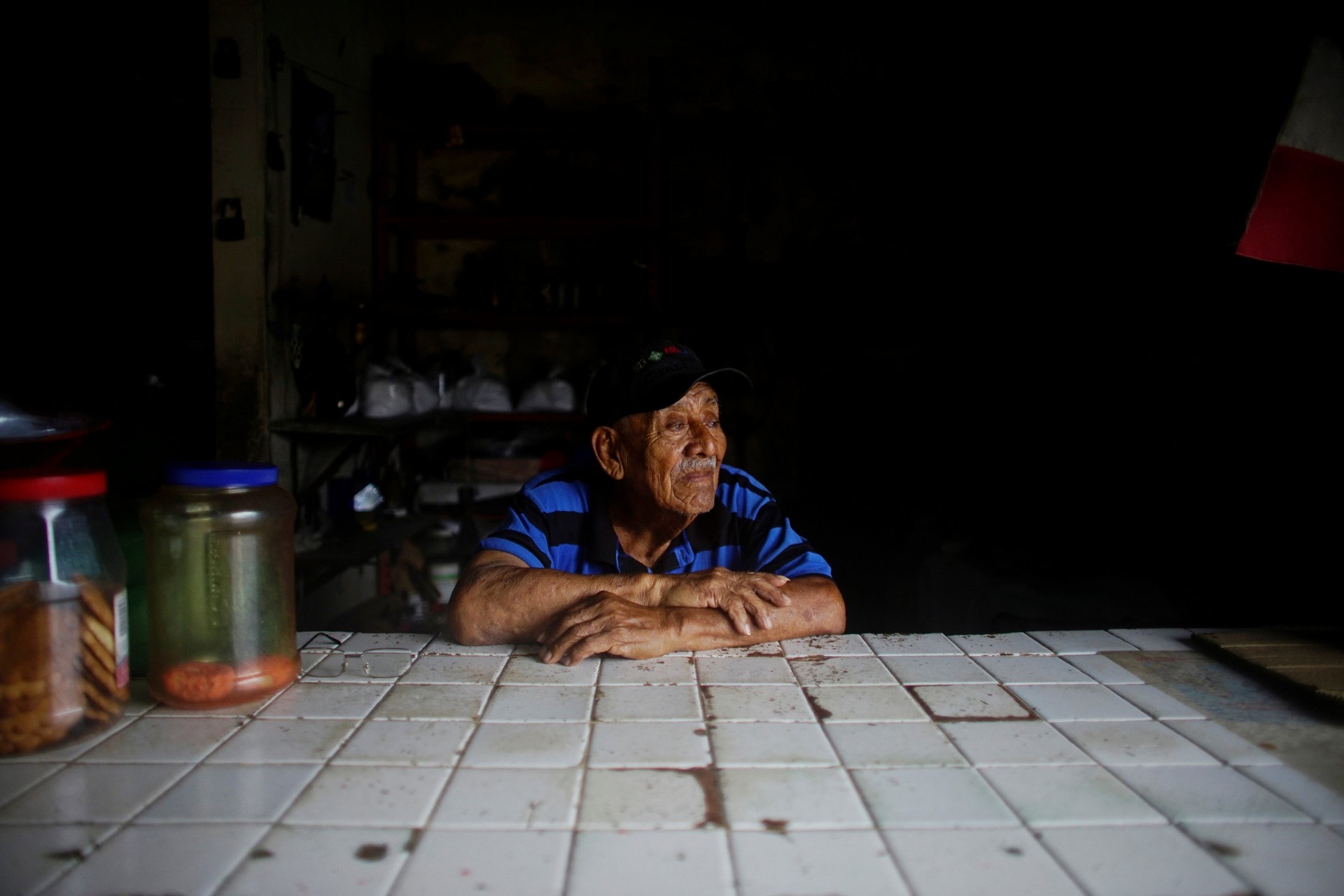 El ex pescador Carlos Reyes trabaja en su tienda en Paraiso, México, el 10 de diciembre de 2018.