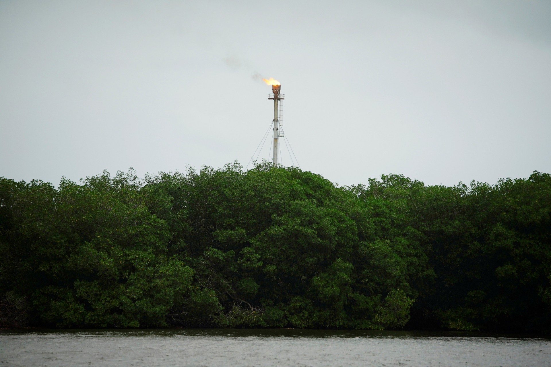 Una chimenea se encuentra en la terminal de petróleo crudo Dos Bocas cerca de un área de manglares en Paraiso, México, el 10 de diciembre de 2018.