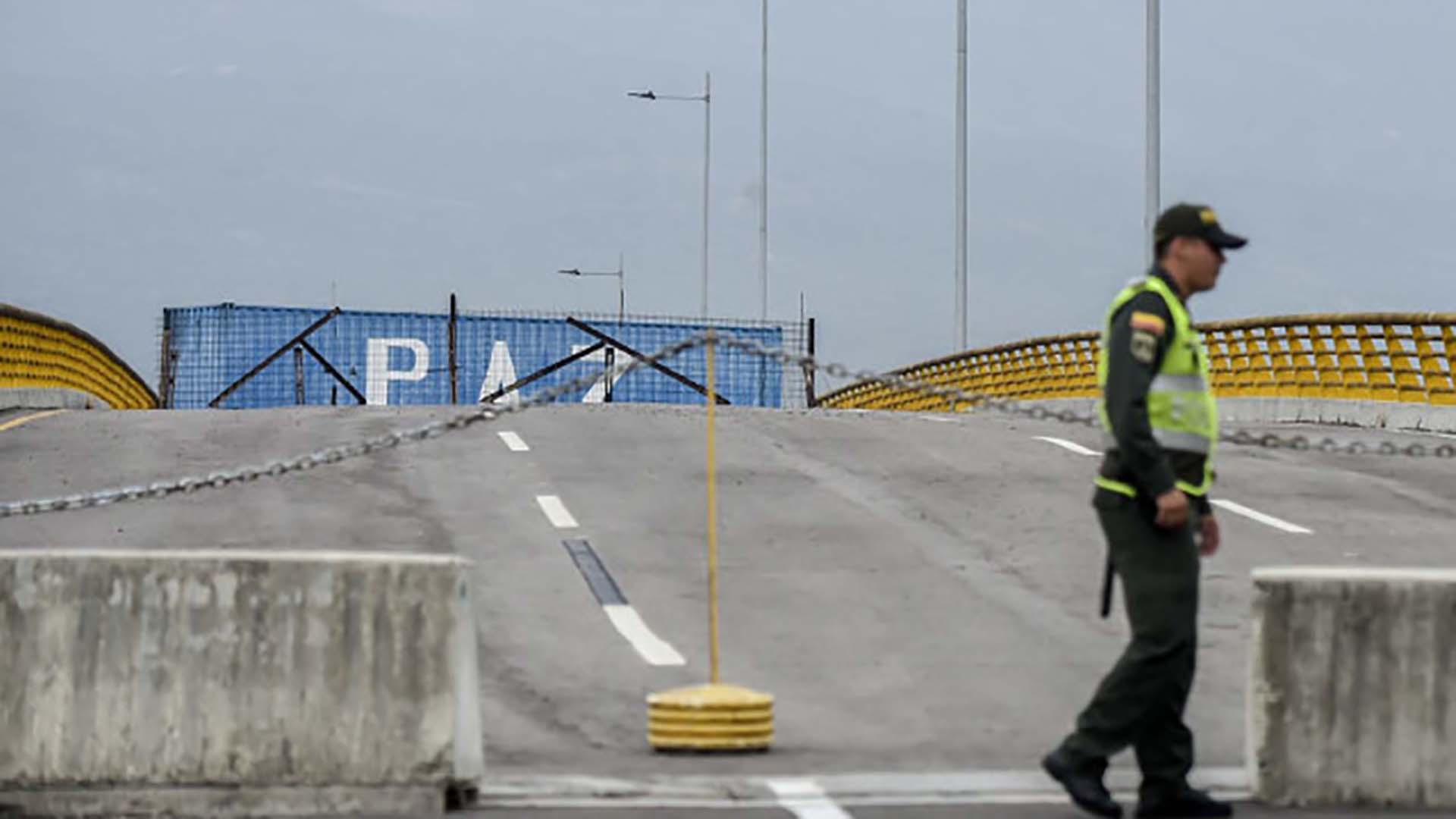 El régimen de Maduro mantiene bloqueado el paso fronterizo con grandes contenedores (Photo by Luis ROBAYO / AFP)