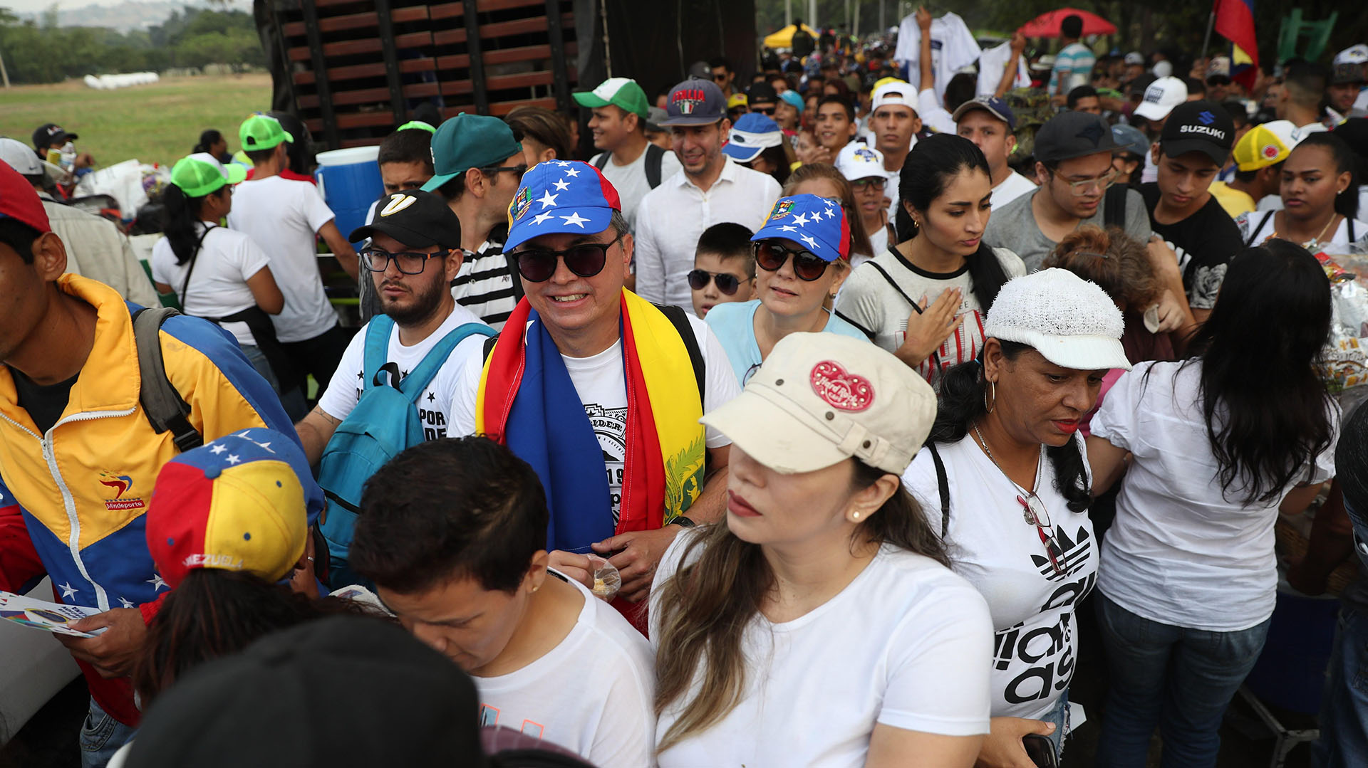 Miles de personas llegaron hasta la frontera (EFE/ Ernesto Guzmán)