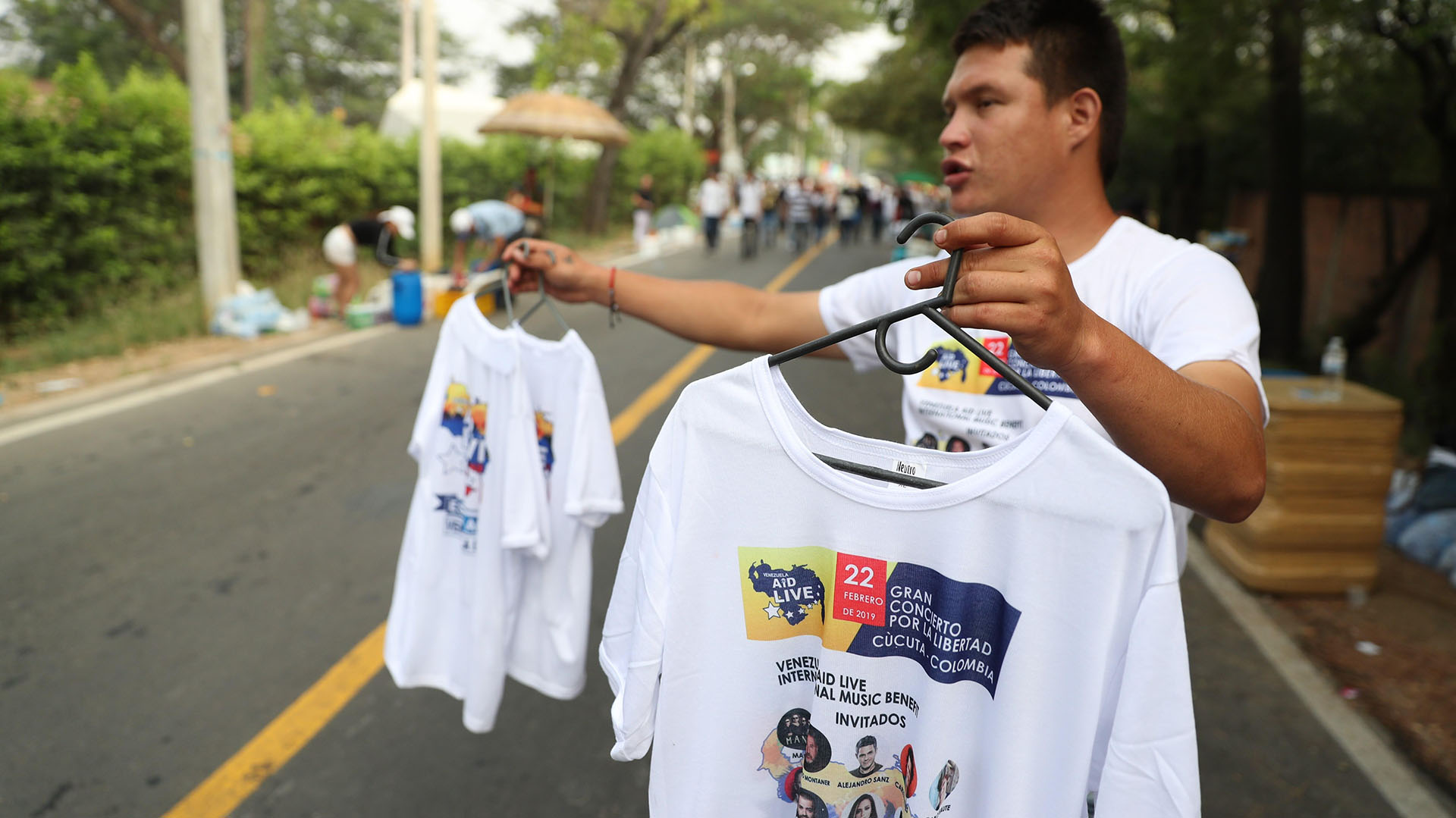 Un hombre vende camisetas previo al concierto Venezuela Aid Live este viernes, en Cúcuta (Colombia) (EFE/ Ernesto Guzmán)