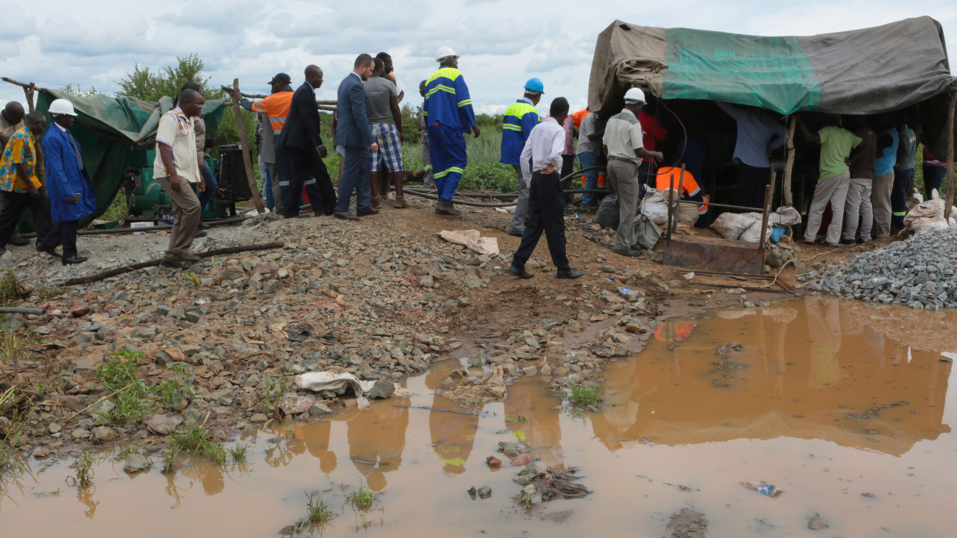 Las fuertes lluvias provocaron la muerte de unos 60 mineros ilegales en Zimbabwe (AP)