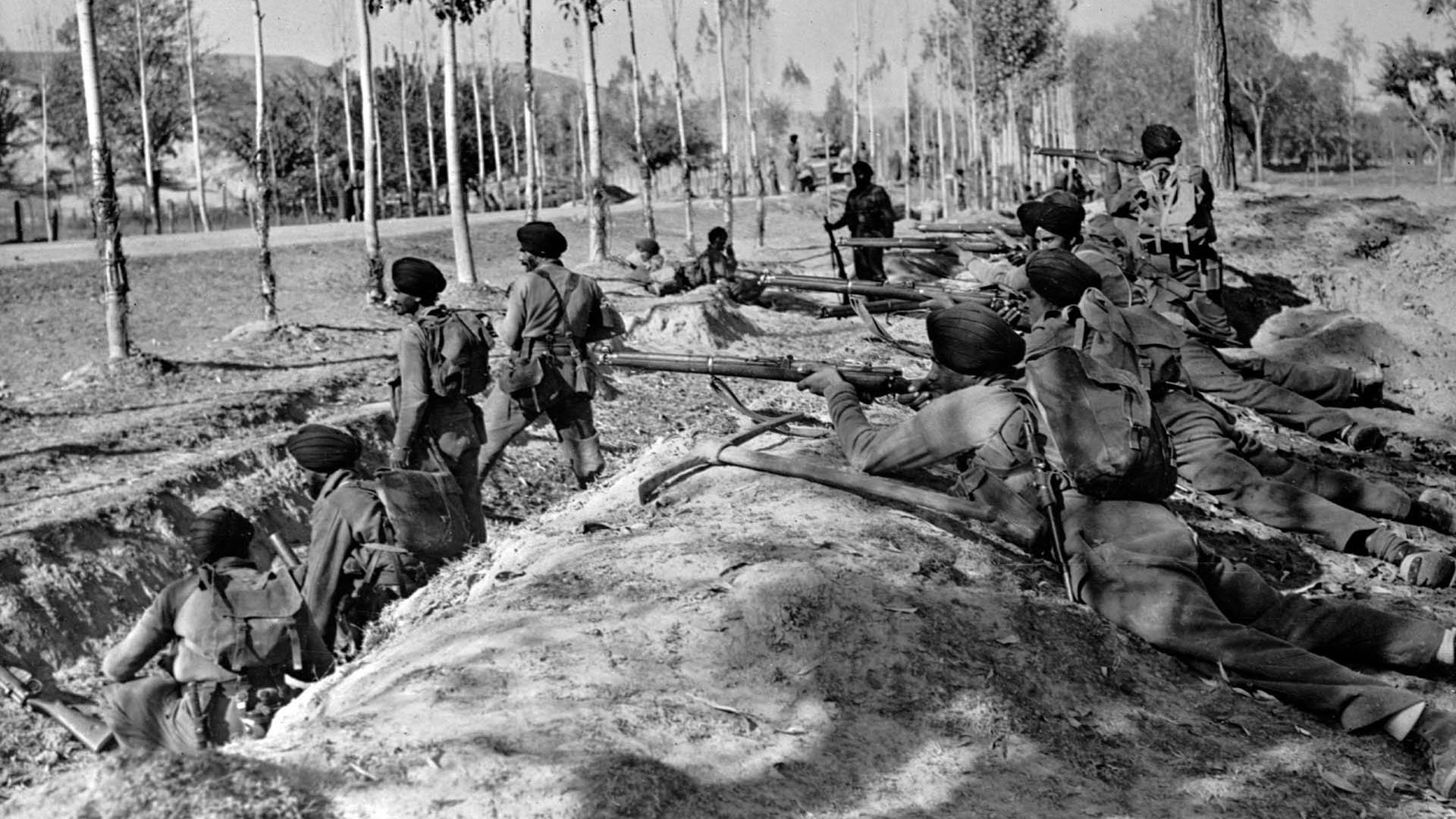 Foto de 1947 que muestra a las tropas de indios Sikh durante la guerra para el control de la región disputada (AP/Max Desfor, archivo)
