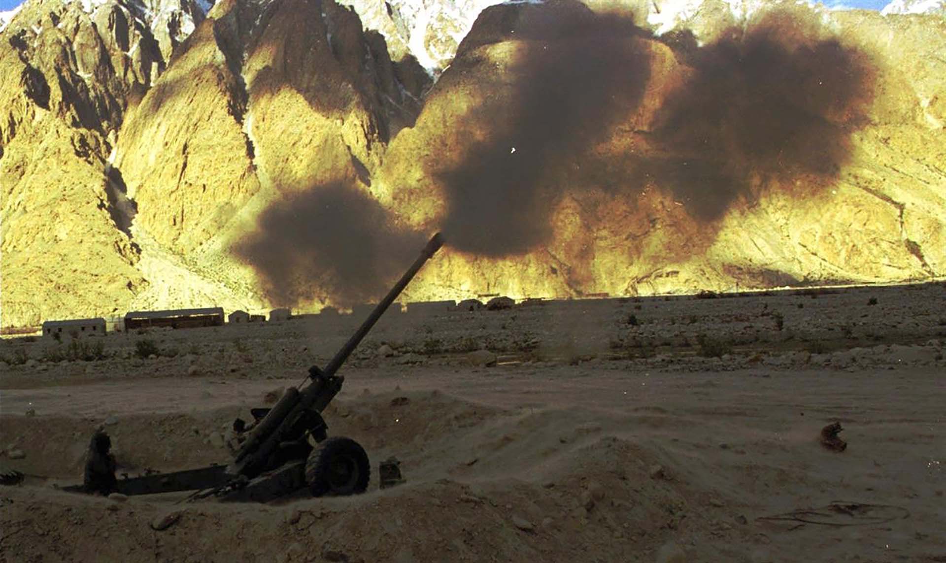 Soldados indios disparan fuego de artillería contra las tropas paquistaníes en el glaciar Siachen en 1998. Los enfrentamientos estallaron después que los dos países hicieran pruebas nucleares en la zona el mes anterior. (AP Photo/Aijaz Rahi, archivo)