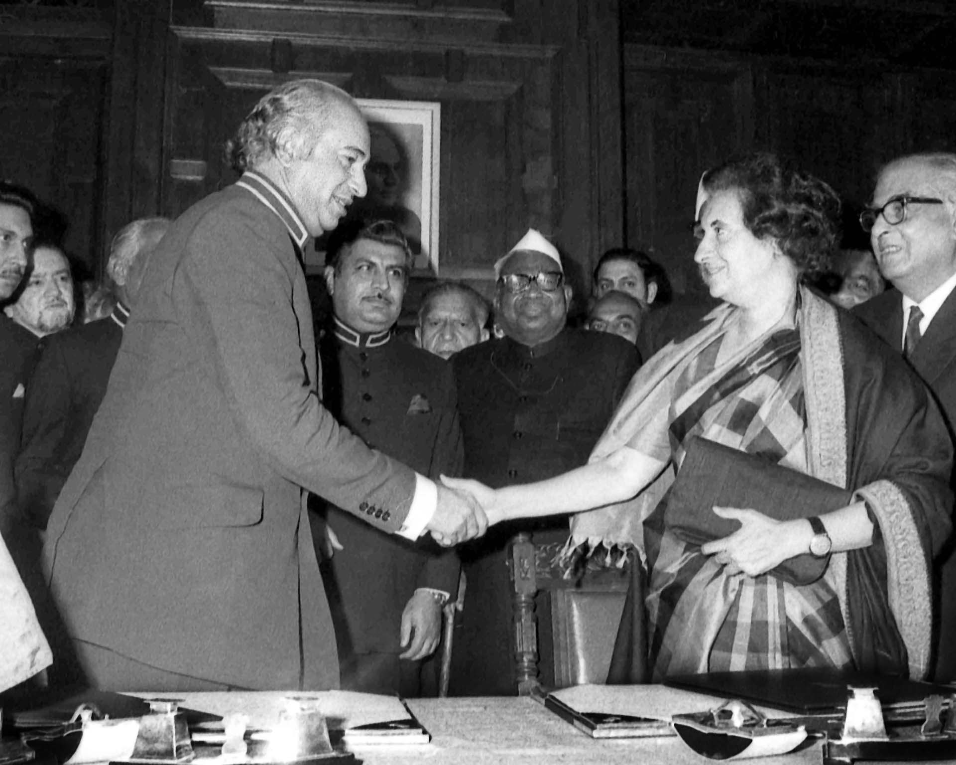La primera ministra india Indira Gandhi y el presidente de Pakistan Zulfikar Ali Bhutto tras la firma del acuerdo que estableció el retiro de las tropas y la renuncia al uso de la fuerza . (AP Photo, archivo)