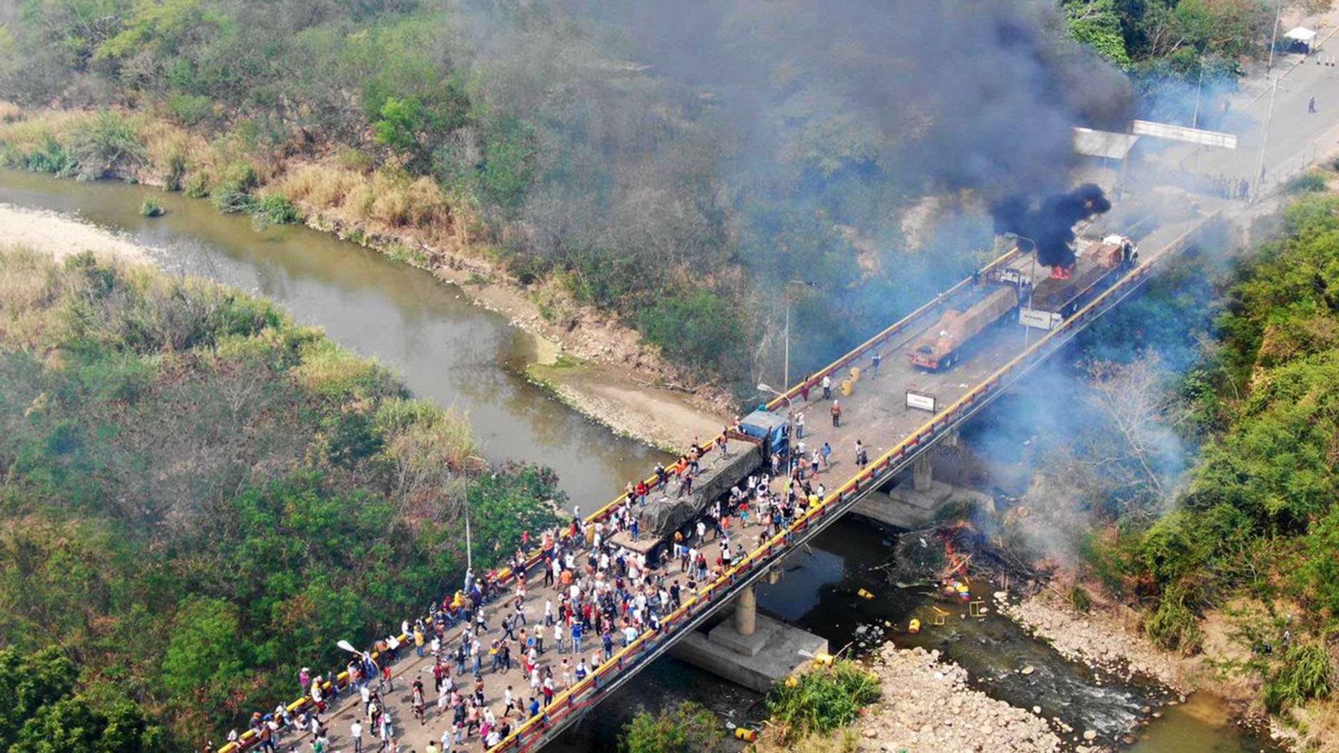 Dura represión en el puente Santander, que conecta a Cúcuta con Ureña (@WCKitchen)