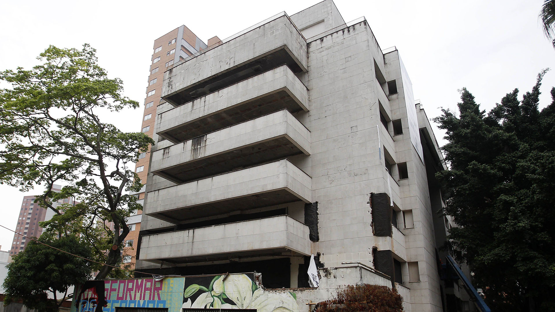 El edificio Mónaco, construido en los 80’s por Pablo Escobar, será destruido este viernes. (EFE)