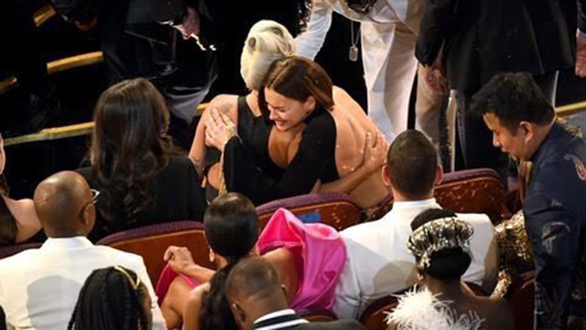El abrazo de Irina Shayk a Lady Gaga tras la actuación con Bradley Cooper en los premios Oscar