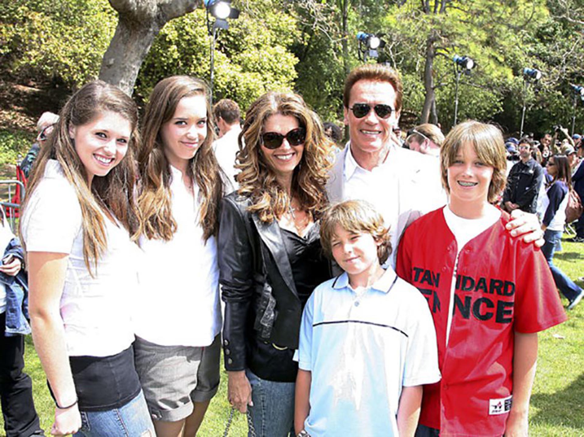 Arnold Schwarzenegger junto a María Shriver y sus cuatro hijos
