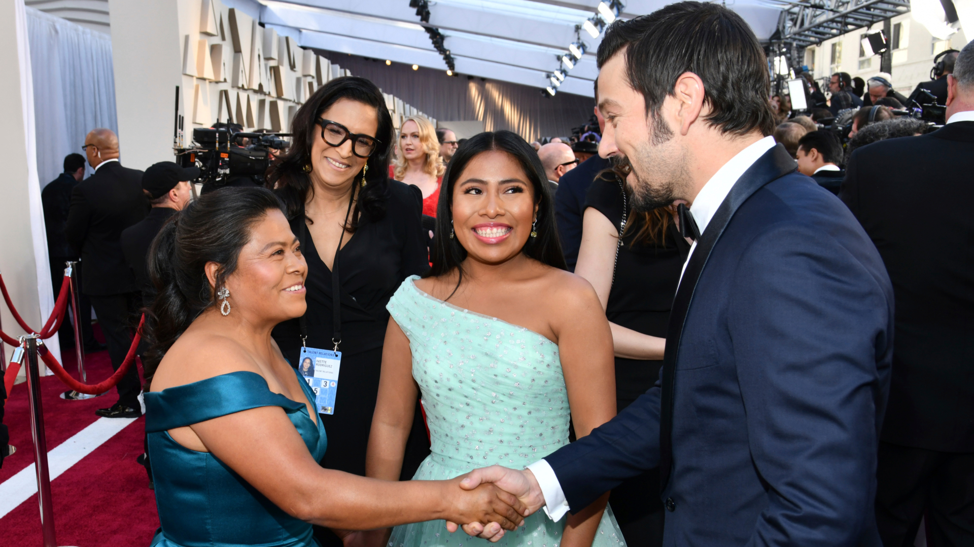 Yalitza Aparicio, su madre, y Diego Luna durante la ceremonia (Foto: AP)