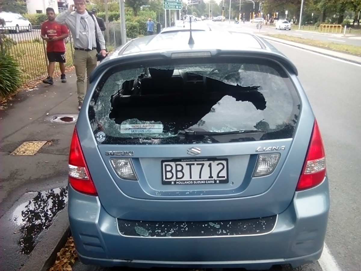 Un auto con los vidrios rotos cerca de la mezquita en Christchurch (Pete MARSDEN / AFP)