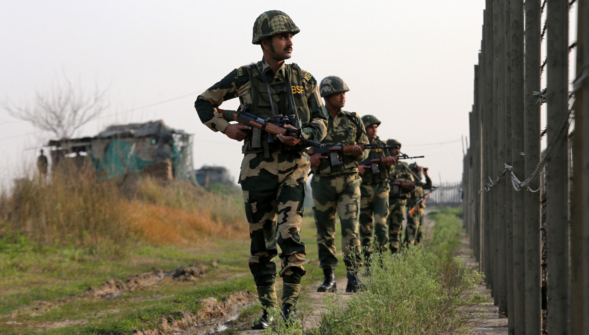 Soldados indios patrullan por la frontera con Pakistán en el sector Ranbir Singh Pura, cerca de Jammu, el 26 de febrero de 2019 (REUTERS/Mukesh Gupta)