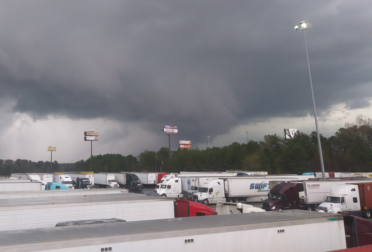 Un tornado en Warner Robins, Georgia (TWITTER @KEITH_IRWIN /via REUTERS)