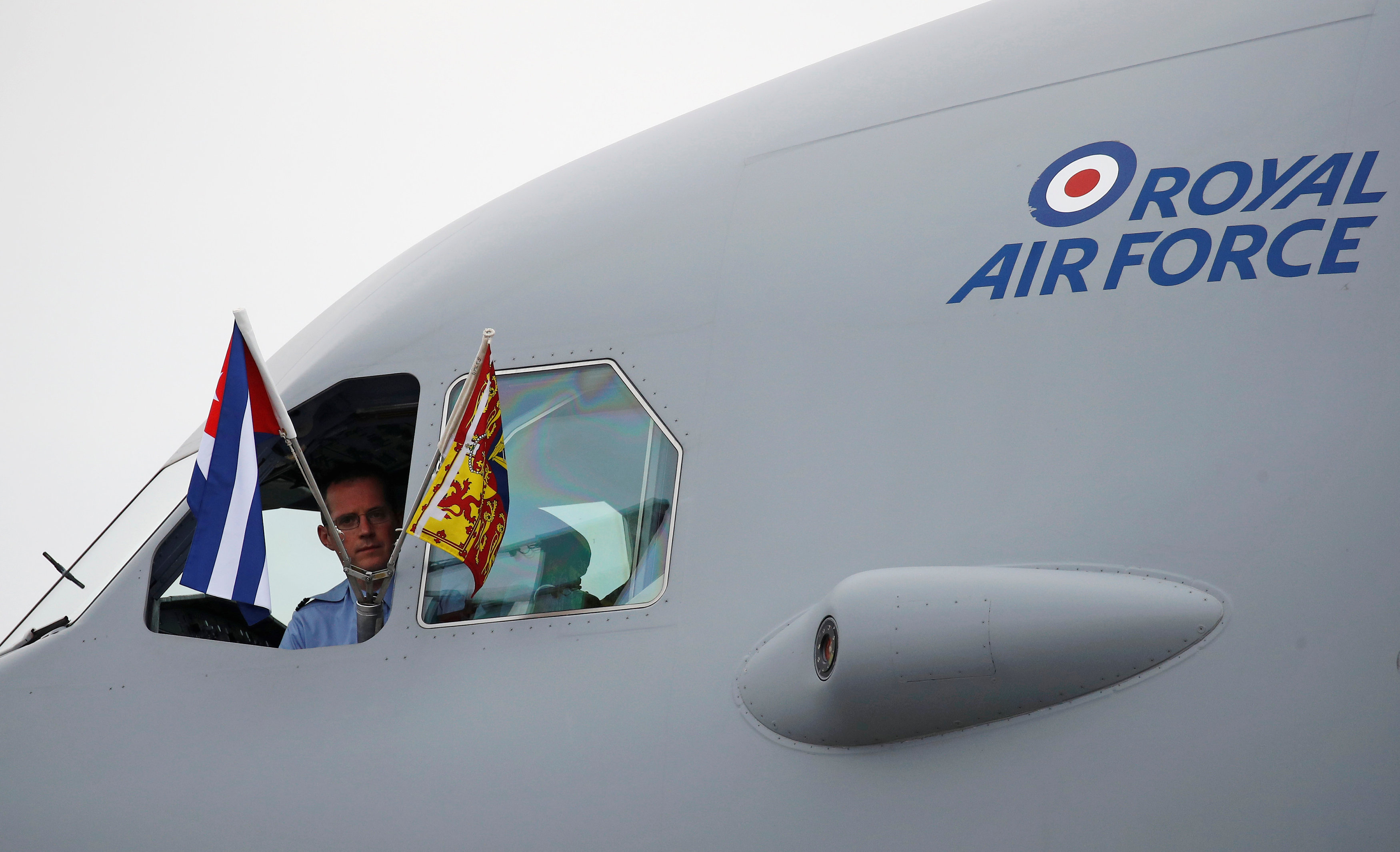 El avión de la fuerza aérea británica al aterrizar en La Habana (REUTERS/Phil Noble)